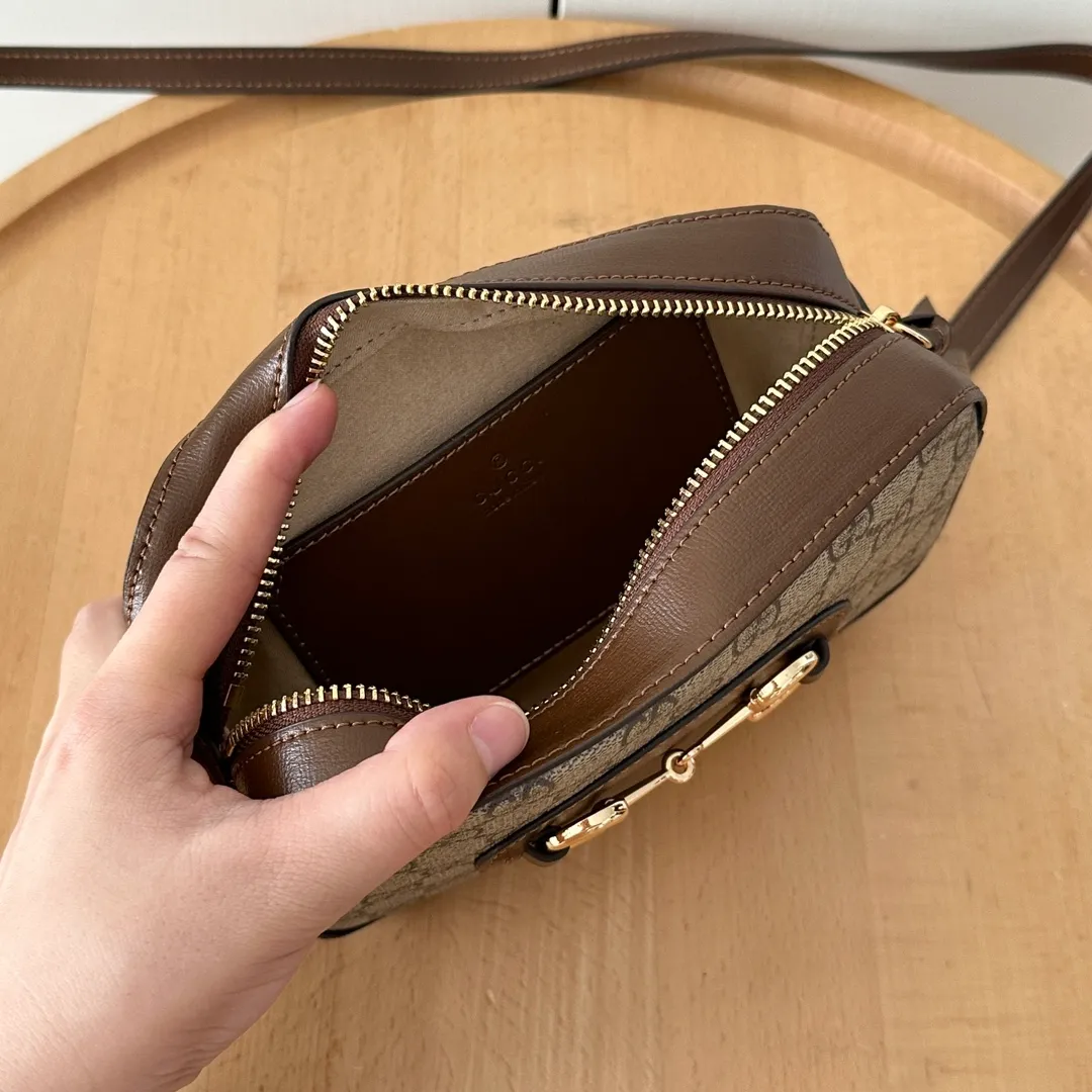 Actual shot #💰260 Style number: 760196 Size: 20✖️13✖️6cm 𝗚𝘂𝗰𝗰𝗶 𝗛𝗼𝗿𝘀𝗲𝗯𝗶𝘁 𝟭𝟵𝟱𝟱 camera bag The classic horsebit and retro style can be matched casually without going wrong. The size is invincible and friendly~ A cute toast bun shape🍞Not too big, not too small, just right! The length of the shoulder strap can be adjusted with a pin buckle for cross-body wear, and the capacity also meets daily needs~