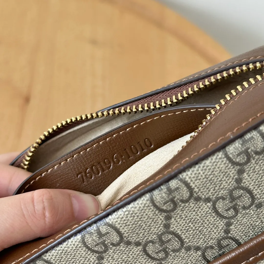 Actual shot #💰260 Style number: 760196 Size: 20✖️13✖️6cm 𝗚𝘂𝗰𝗰𝗶 𝗛𝗼𝗿𝘀𝗲𝗯𝗶𝘁 𝟭𝟵𝟱𝟱 camera bag The classic horsebit and retro style can be matched casually without going wrong. The size is invincible and friendly~ A cute toast bun shape🍞Not too big, not too small, just right! The length of the shoulder strap can be adjusted with a pin buckle for cross-body wear, and the capacity also meets daily needs~