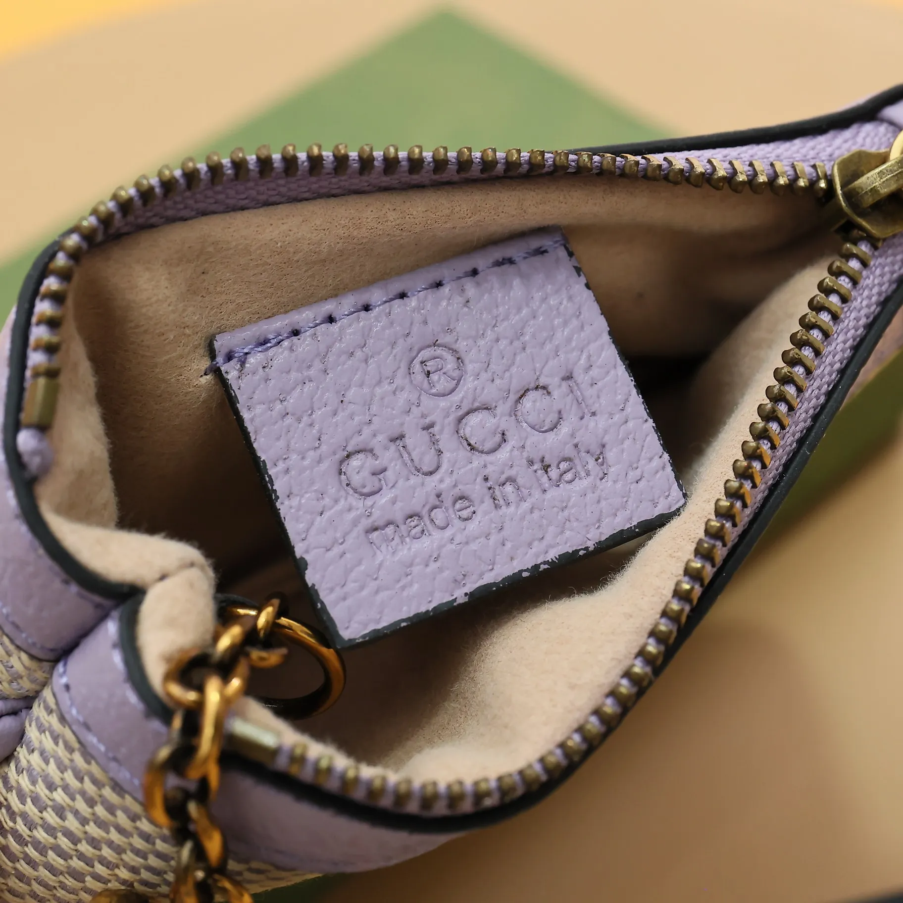 ￥140 GUCCI’s new small coin purse ~ lipstick bag🧃🧃 is made of imported calfskin with embroidered wavy pattern, 🧃🧃 matched with exquisite original factory bronze double G hardware 🧃🧃, flexible and unique hook buckle, small and exquisite, great effect, model: 671722, size: 12.5x7x1.5cm Color: purple cloth/purple U