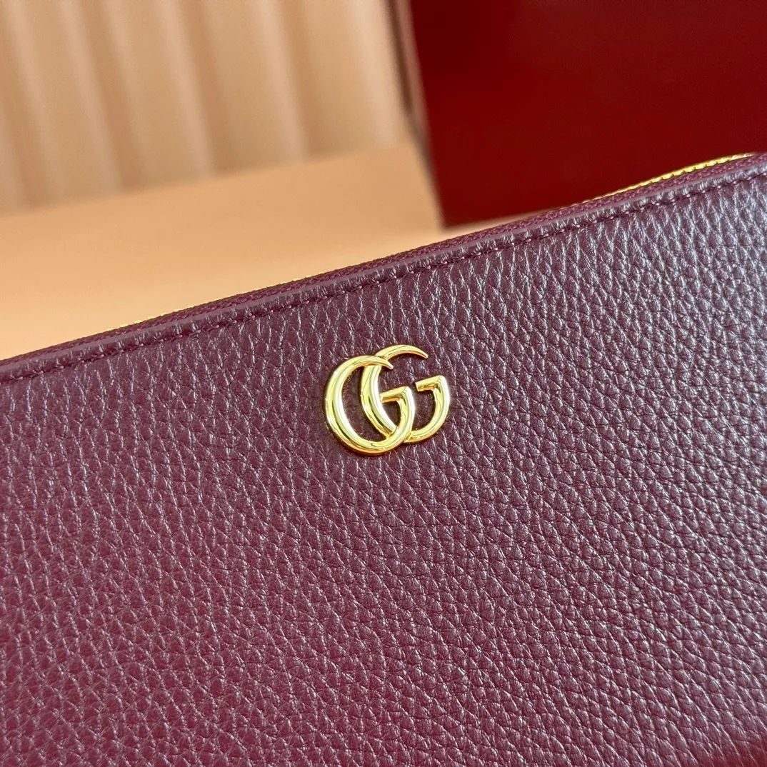 p460. 💋💋💋"With full set of original counter packaging" [New product] Full zipper wallet with small double G metal details. Exquisitely crafted from textured cow leather. Anchor red with light pink cow leather, gold metal hardware, Double G, twelve card compartments and three bill compartments, zippered coin pocket, full zipper closure, weight: approx. 0.23 kg, model number: 456117. Dimensions: 10.5cm (Length) x 19cm (Width) x 2cm (Thickness) Color: Anchor Red/Light Pink. Made in Italy