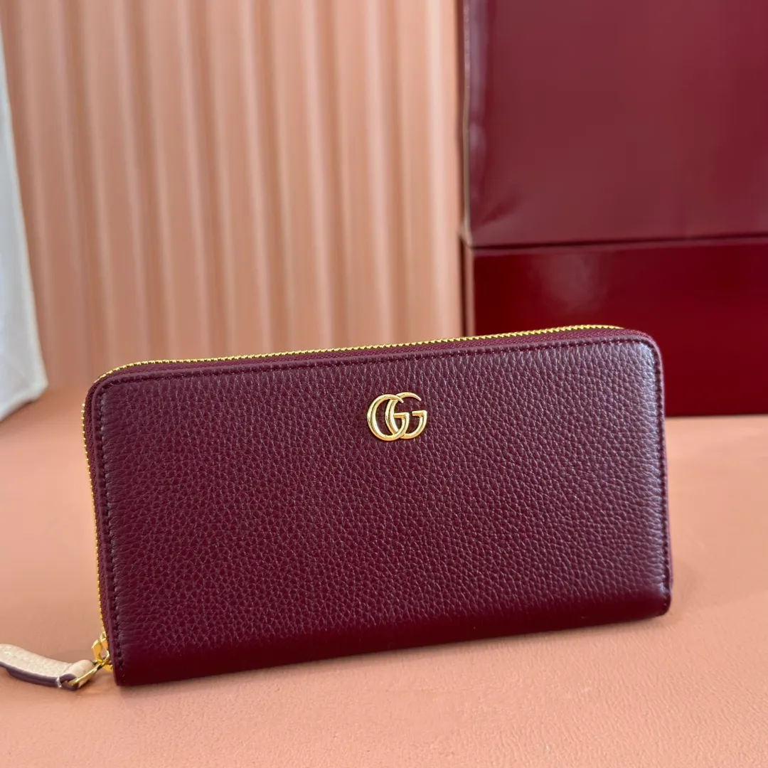 p460. 💋💋💋"With full set of original counter packaging" [New product] Full zipper wallet with small double G metal details. Exquisitely crafted from textured cow leather. Anchor red with light pink cow leather, gold metal hardware, Double G, twelve card compartments and three bill compartments, zippered coin pocket, full zipper closure, weight: approx. 0.23 kg, model number: 456117. Dimensions: 10.5cm (Length) x 19cm (Width) x 2cm (Thickness) Color: Anchor Red/Light Pink. Made in Italy