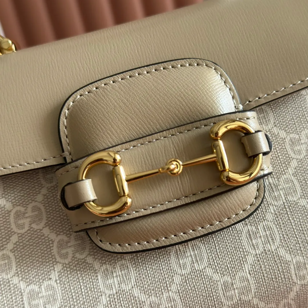p1480. 📣📣📣【Original leather accessories🌈Full set of counter packaging】🔥🔥Introduction: The 1955 new fashion series tells moving stories with colors. Supreme is a representative fabric of the brand, inspired by archive designs from the 1930s. The classic brown and ebony designs have been reinterpreted to convey the brand's timeless design essence. This pattern has also become the iconic highlight of this 1955 series mini shoulder bag. The material is made of counter-quality PVC material with high-density webbing, and high-end smooth vintage bronze hardware on the market. Model: 703848. Dimensions: 22x16x10.5cm.