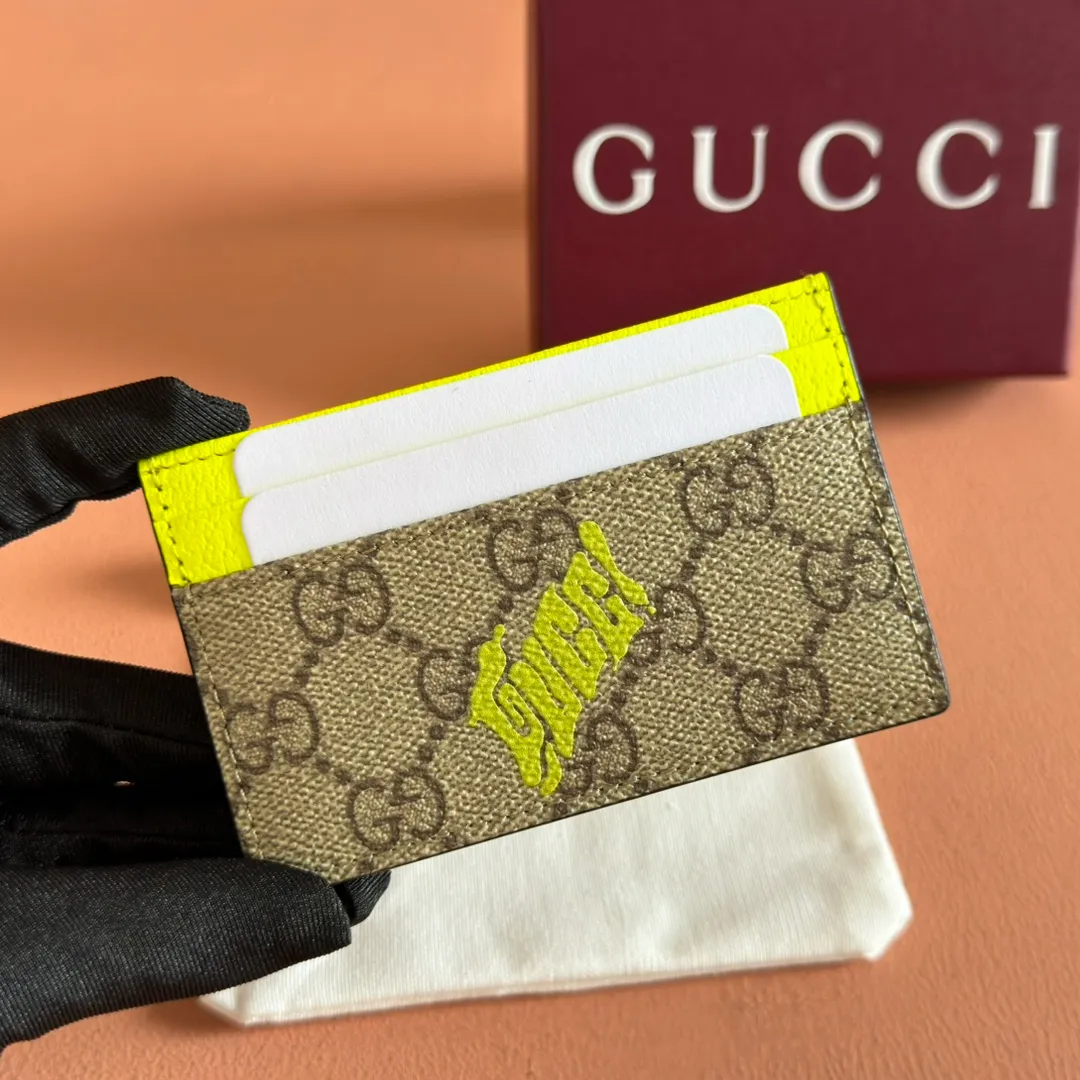 p300. 💋💋"With full set of original counter packaging"💋💋[New Product] In the 2025 early autumn series, Chinese artist Currynew reinterprets the brand logo, adding color to men's ready-to-wear, leather goods and accessories. This two-tone card holder is crafted from coated fabric with the classic GG monogram pattern, cleverly incorporating Gucci prints and contrasting leather piping, making the entire design richer. Beige and dark brown classic GG monogram coated fabric Emerald green leather trim Gucci print Currynew art Moire fabric lining 4 card compartments, 1 open pocket Model number: 835322. Dimensions: 11cm (width) x 7cm (height) Weight: approx. 60g Color: brown/fluorescent green Made in Italy