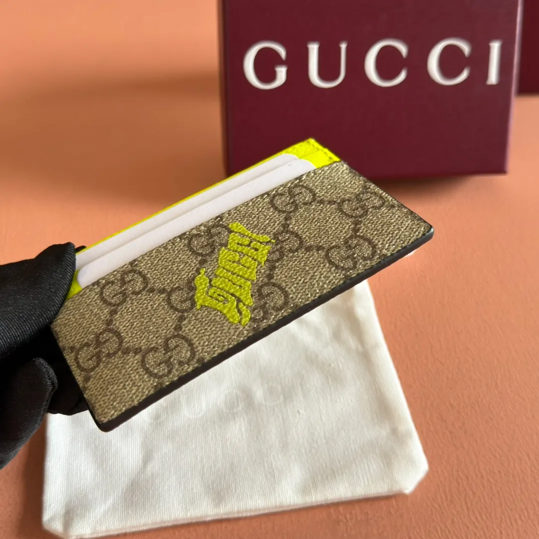 p300. 💋💋"With full set of original counter packaging"💋💋[New Product] In the 2025 early autumn series, Chinese artist Currynew reinterprets the brand logo, adding color to men's ready-to-wear, leather goods and accessories. This two-tone card holder is crafted from coated fabric with the classic GG monogram pattern, cleverly incorporating Gucci prints and contrasting leather piping, making the entire design richer. Beige and dark brown classic GG monogram coated fabric Emerald green leather trim Gucci print Currynew art Moire fabric lining 4 card compartments, 1 open pocket Model number: 835322. Dimensions: 11cm (width) x 7cm (height) Weight: approx. 60g Color: brown/fluorescent green Made in Italy