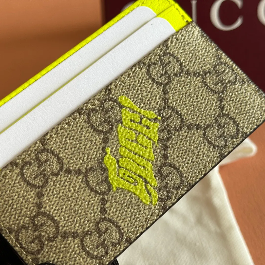 p300. 💋💋"With full set of original counter packaging"💋💋[New Product] In the 2025 early autumn series, Chinese artist Currynew reinterprets the brand logo, adding color to men's ready-to-wear, leather goods and accessories. This two-tone card holder is crafted from coated fabric with the classic GG monogram pattern, cleverly incorporating Gucci prints and contrasting leather piping, making the entire design richer. Beige and dark brown classic GG monogram coated fabric Emerald green leather trim Gucci print Currynew art Moire fabric lining 4 card compartments, 1 open pocket Model number: 835322. Dimensions: 11cm (width) x 7cm (height) Weight: approx. 60g Color: brown/fluorescent green Made in Italy