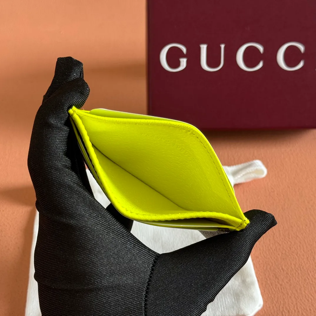 p300. 💋💋"With full set of original counter packaging"💋💋[New Product] In the 2025 early autumn series, Chinese artist Currynew reinterprets the brand logo, adding color to men's ready-to-wear, leather goods and accessories. This two-tone card holder is crafted from coated fabric with the classic GG monogram pattern, cleverly incorporating Gucci prints and contrasting leather piping, making the entire design richer. Beige and dark brown classic GG monogram coated fabric Emerald green leather trim Gucci print Currynew art Moire fabric lining 4 card compartments, 1 open pocket Model number: 835322. Dimensions: 11cm (width) x 7cm (height) Weight: approx. 60g Color: brown/fluorescent green Made in Italy