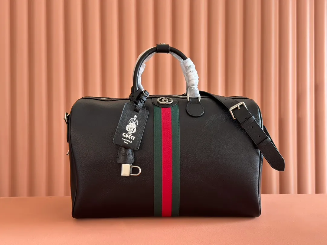 p2040. 💋💋💋"With full set of original gift bag packaging" [New Product] The Gucci Savoy series is an ingenious combination of beige and dark brown colors, with classic silhouettes and soft-touch fabrics. This travel bag is made of coated fabric with a GG monogram pattern and is intricately embellished with the Double G logo and webbing details. Beige and dark brown GG monogram coated fabric Dark brown leather piping Gold-toned hardware Green linen cotton blend lining Double G Web detail Capacity: 28 liters Interior: One zip pocket External: One removable bellman ID tag, one lock, one keychain Handle height: 12 cm Removable and adjustable leather shoulder strap (length adjustable between 119 cm and 134 cm) Zip closure Ident No.: 834460. Dimensions: 44cm (W) x 29cm (H) x 25cm (D) Weight: approx. 2.3kg Colour: Black Made in Italy