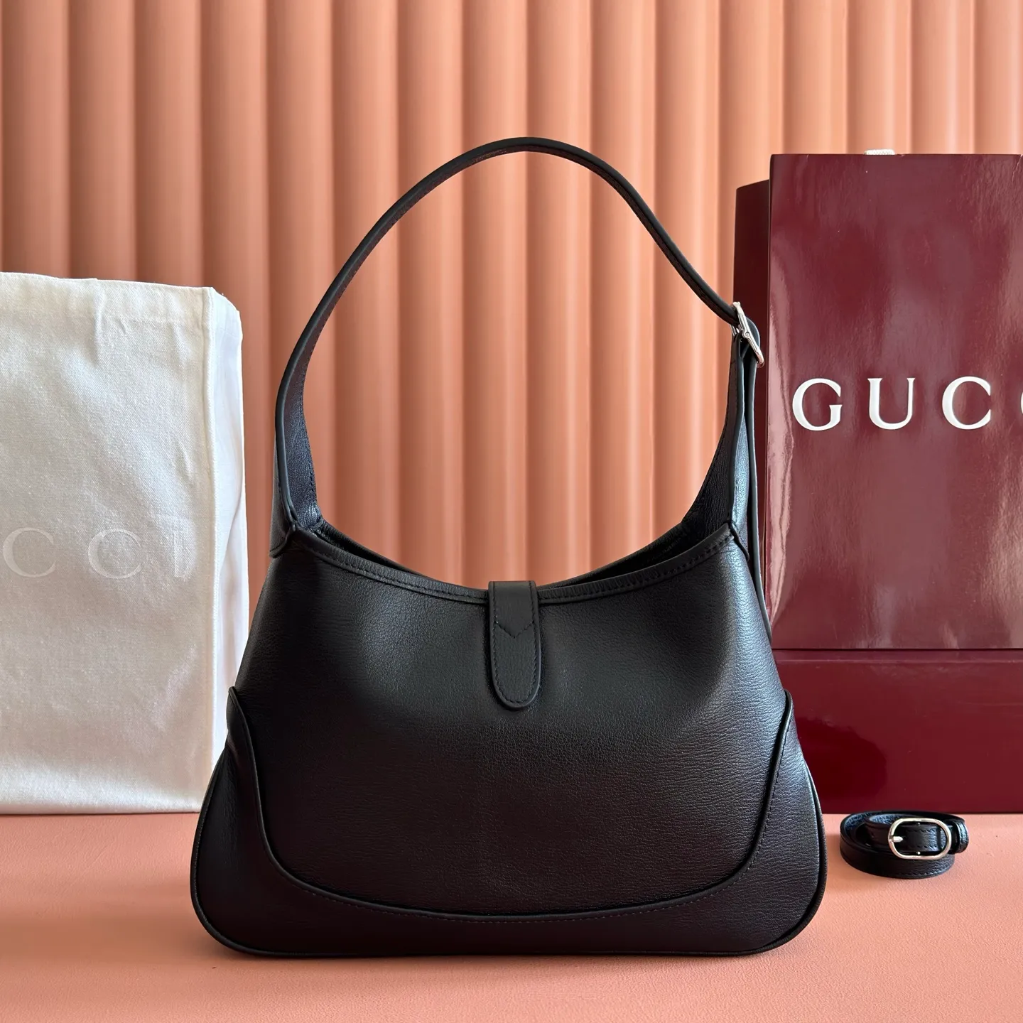 p1500. 💋💋💋"With full set of original counter packaging"💕Gucci's new series is crazy! Demna’s design vision is amazing. The dark horse of Fashion Week is none other than Gucci! The "La Famiglia" series brought by Demna takes Gucci's retro luxury to a new level. Every detail of the new product reveals the designer's ingenuity, and classic elements have been reinterpreted to make them more recognizable. From daily armpit bags to evening tassel bags, the styles span a wide range but are unified and high-end. Black leather Black leather piping Black leather lining Interior: 1 zip pocket Model number: 863137. Dimensions: 28x19x4.5cm. Color: black/full leather. Made in Italy