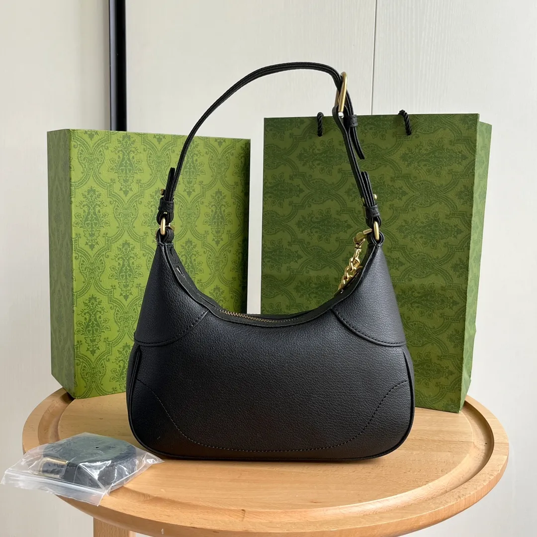 Actual shot #💰320 Style number: 731817 black Size: 25✖️19✖️7cm Gucci’s new hobo crescent bag is here. There are 3 shoulder straps in total. It can be carried on one shoulder, crossbody, or under the arm. The solid color is super easy to match. The whole atmosphere is full