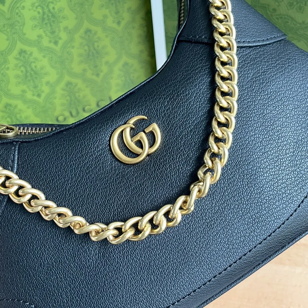 Actual shot #💰320 Style number: 731817 black Size: 25✖️19✖️7cm Gucci’s new hobo crescent bag is here. There are 3 shoulder straps in total. It can be carried on one shoulder, crossbody, or under the arm. The solid color is super easy to match. The whole atmosphere is full