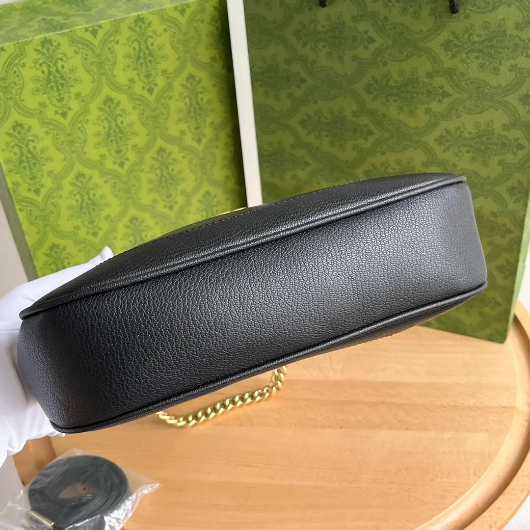 Actual shot #💰320 Style number: 731817 black Size: 25✖️19✖️7cm Gucci’s new hobo crescent bag is here. There are 3 shoulder straps in total. It can be carried on one shoulder, crossbody, or under the arm. The solid color is super easy to match. The whole atmosphere is full