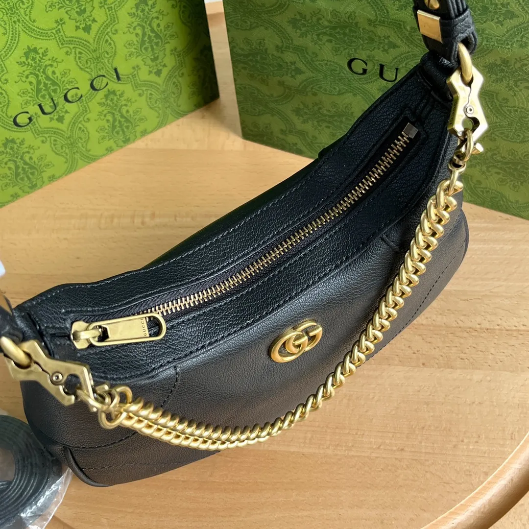 Actual shot #💰320 Style number: 731817 black Size: 25✖️19✖️7cm Gucci’s new hobo crescent bag is here. There are 3 shoulder straps in total. It can be carried on one shoulder, crossbody, or under the arm. The solid color is super easy to match. The whole atmosphere is full