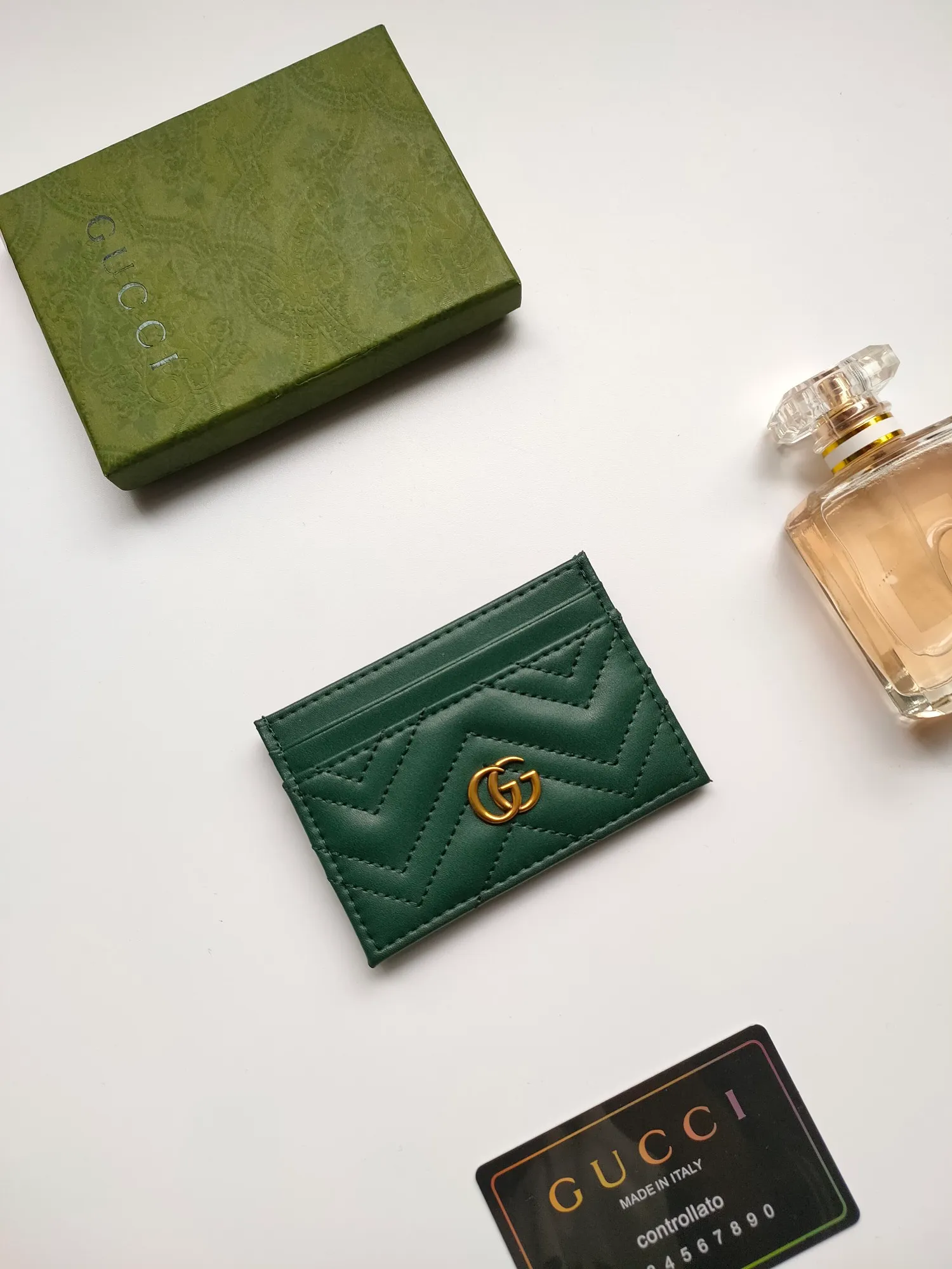 ¥90💰GUCCI’s new women’s card holder. GG Marmont card holder. Made of calfskin, quilted humanoid pattern and crafted with top-grade overseas hardware. Style number: 443127 full leather. GG Marmont card holder! Size: W10xH7cm. Comes with packaging box.