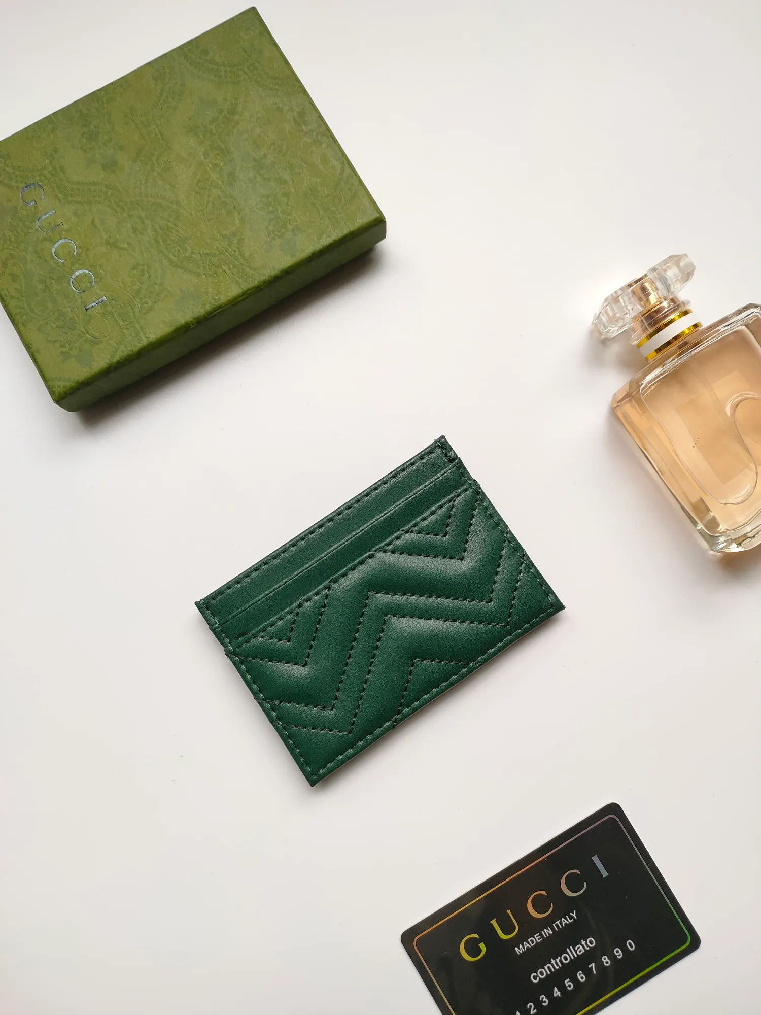 ¥90💰GUCCI’s new women’s card holder. GG Marmont card holder. Made of calfskin, quilted humanoid pattern and crafted with top-grade overseas hardware. Style number: 443127 full leather. GG Marmont card holder! Size: W10xH7cm. Comes with packaging box.