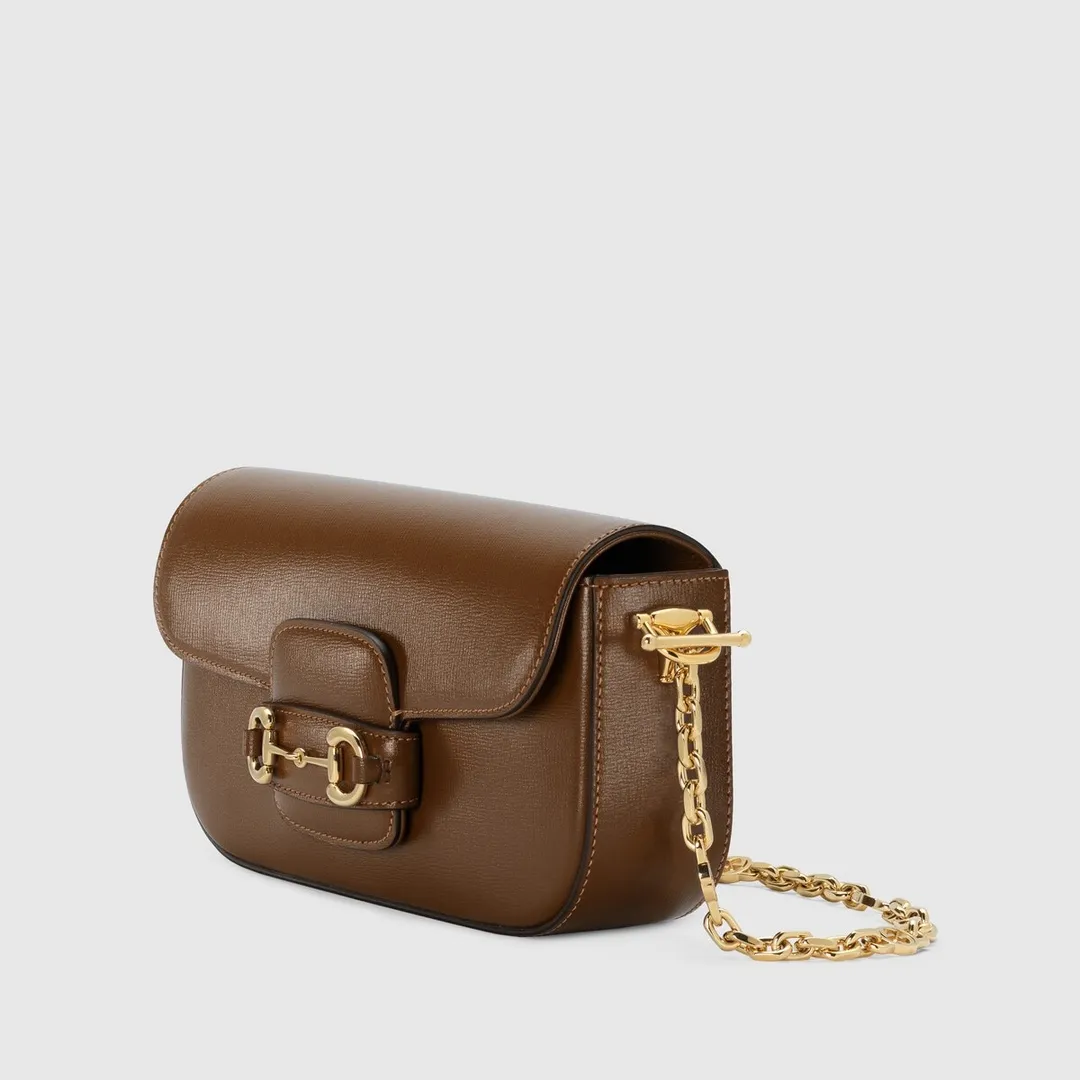 Actual shot #💰290 Style number: 735178 brown leather Size: 24✖️13.5✖️7.5cm Gucci Horsebit 1955 baguette Xiaohongshu’s new backpack has 2 shoulder straps and can be carried in the hand, cross-body or under the armpit. It is flatter and longer than the regular 1955 saddle bag. The chain is very textured. It is perfect for taking pictures when going out👍