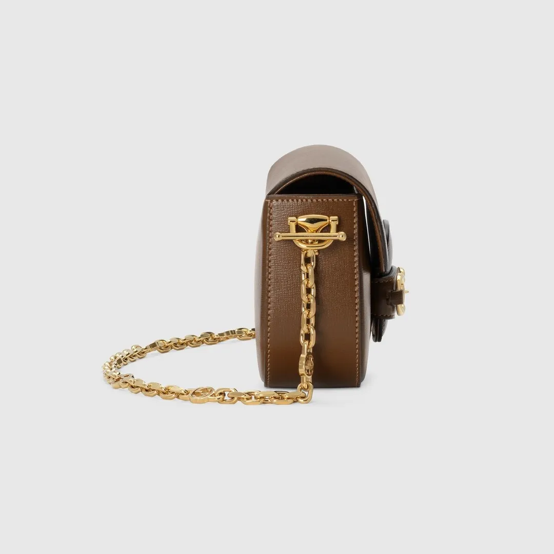 Actual shot #💰290 Style number: 735178 brown leather Size: 24✖️13.5✖️7.5cm Gucci Horsebit 1955 baguette Xiaohongshu’s new backpack has 2 shoulder straps and can be carried in the hand, cross-body or under the armpit. It is flatter and longer than the regular 1955 saddle bag. The chain is very textured. It is perfect for taking pictures when going out👍