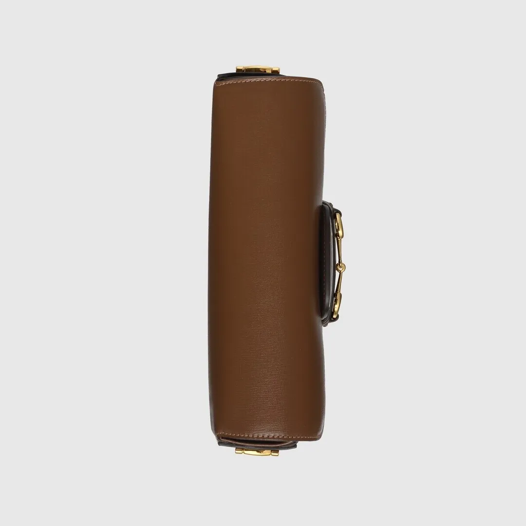 Actual shot #💰290 Style number: 735178 brown leather Size: 24✖️13.5✖️7.5cm Gucci Horsebit 1955 baguette Xiaohongshu’s new backpack has 2 shoulder straps and can be carried in the hand, cross-body or under the armpit. It is flatter and longer than the regular 1955 saddle bag. The chain is very textured. It is perfect for taking pictures when going out👍