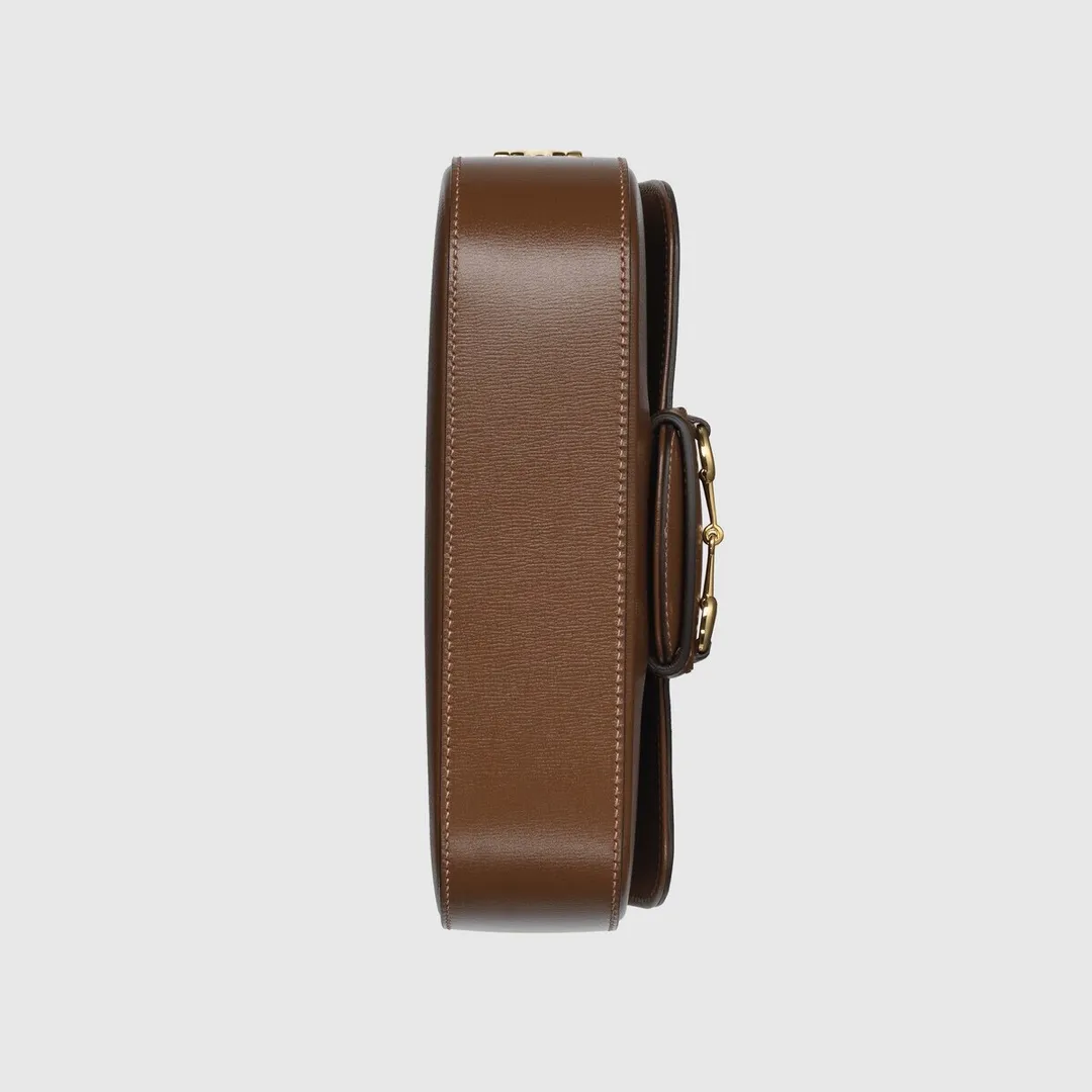 Actual shot #💰290 Style number: 735178 brown leather Size: 24✖️13.5✖️7.5cm Gucci Horsebit 1955 baguette Xiaohongshu’s new backpack has 2 shoulder straps and can be carried in the hand, cross-body or under the armpit. It is flatter and longer than the regular 1955 saddle bag. The chain is very textured. It is perfect for taking pictures when going out👍