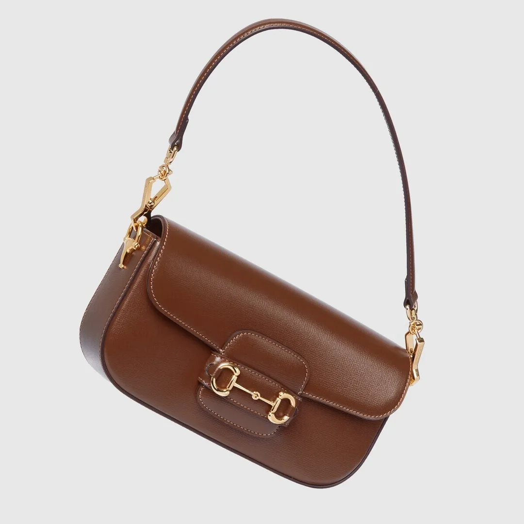 Actual shot #💰290 Style number: 735178 brown leather Size: 24✖️13.5✖️7.5cm Gucci Horsebit 1955 baguette Xiaohongshu’s new backpack has 2 shoulder straps and can be carried in the hand, cross-body or under the armpit. It is flatter and longer than the regular 1955 saddle bag. The chain is very textured. It is perfect for taking pictures when going out👍