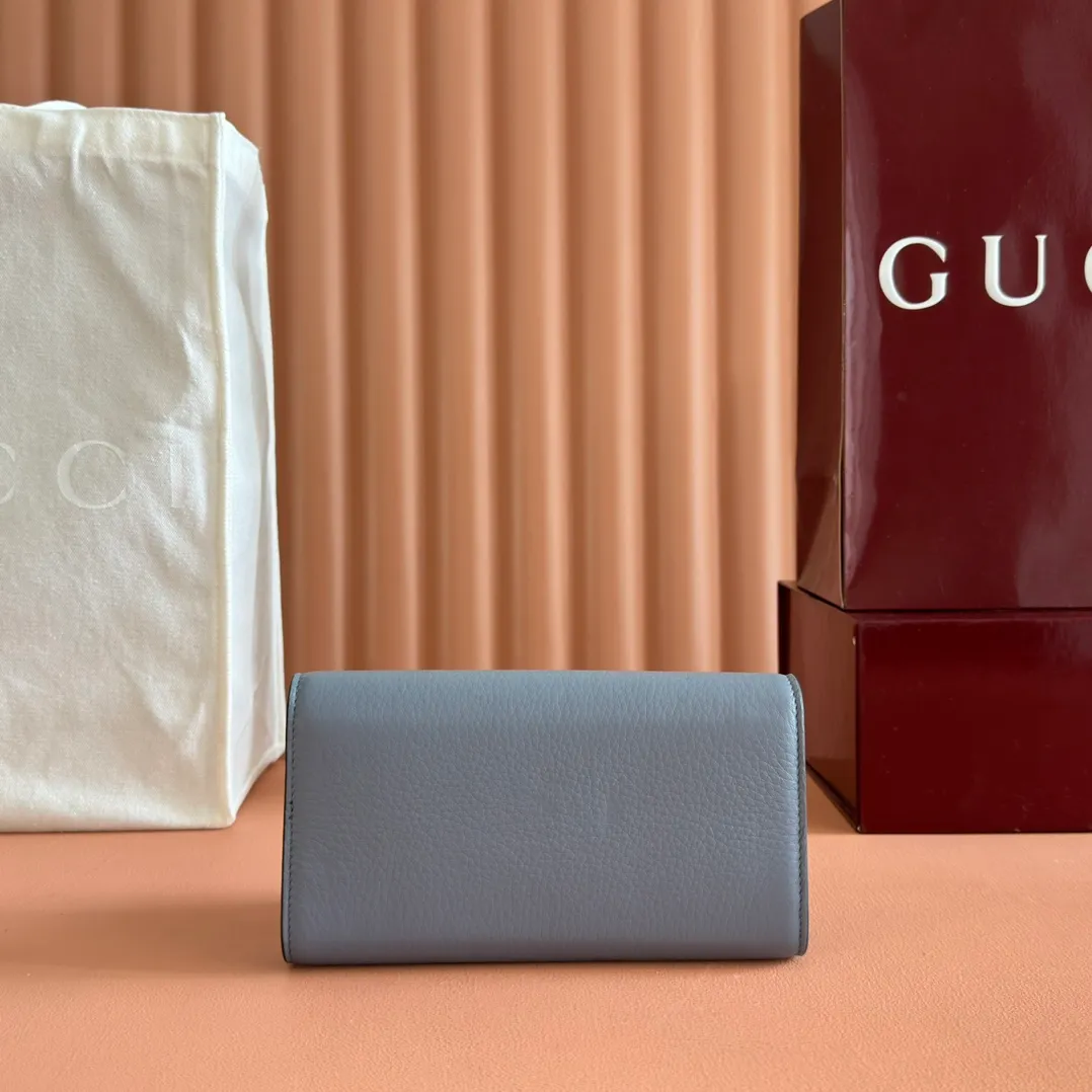 p540. 💋💋💋"With full set of original counter packaging" [New product] This Gucci Softbit series shoulder bag is ingeniously integrated with the brand's classic equestrian style accessories in the shape of a large half-horse bit. Gray-pink grained calfskin. Light gold-tone hardware. Dark brown microfiber lining. Half horsebit buckle. Ident.: 828147. Dimensions: 19x10x3.5cm.