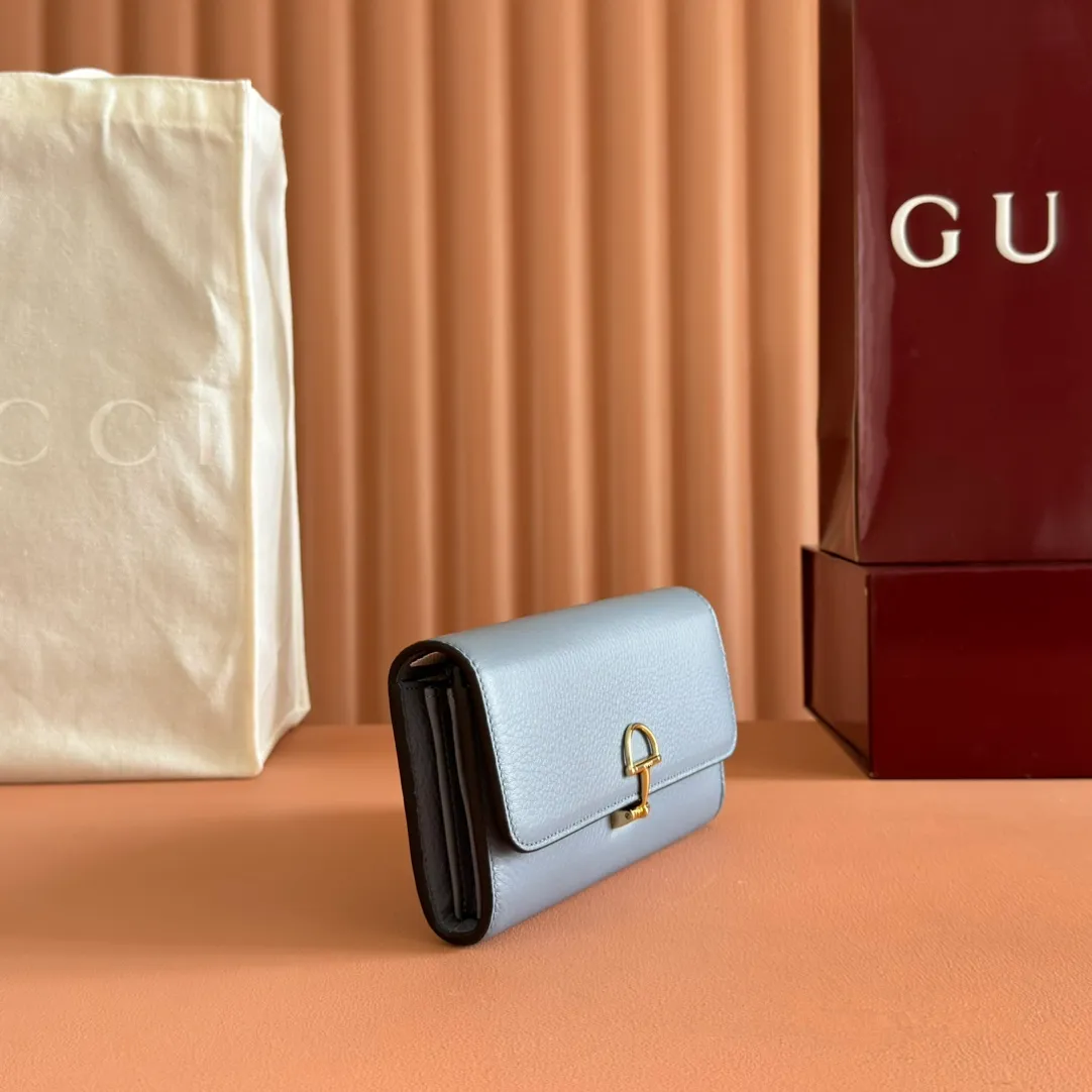 p540. 💋💋💋"With full set of original counter packaging" [New product] This Gucci Softbit series shoulder bag is ingeniously integrated with the brand's classic equestrian style accessories in the shape of a large half-horse bit. Gray-pink grained calfskin. Light gold-tone hardware. Dark brown microfiber lining. Half horsebit buckle. Ident.: 828147. Dimensions: 19x10x3.5cm.