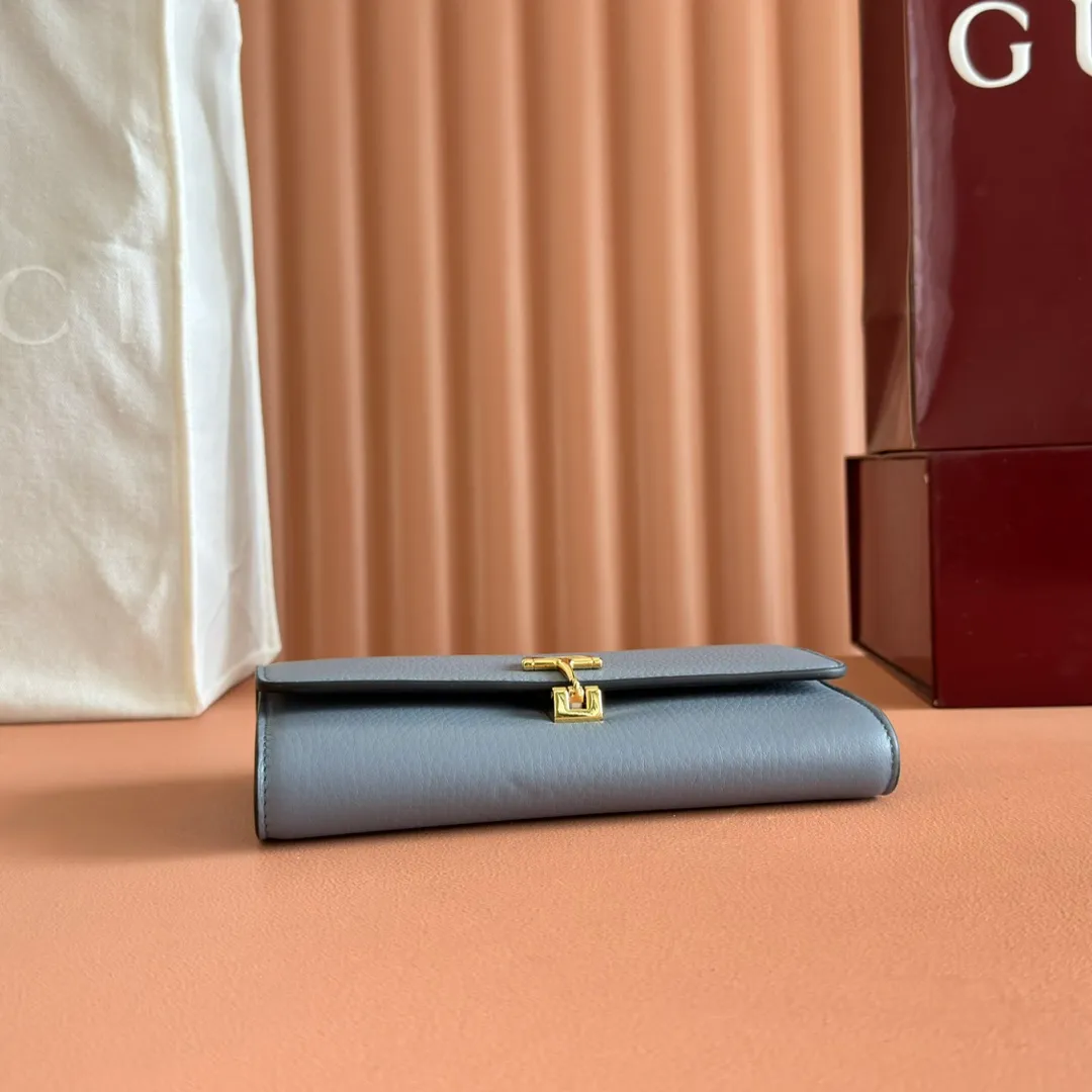 p540. 💋💋💋"With full set of original counter packaging" [New product] This Gucci Softbit series shoulder bag is ingeniously integrated with the brand's classic equestrian style accessories in the shape of a large half-horse bit. Gray-pink grained calfskin. Light gold-tone hardware. Dark brown microfiber lining. Half horsebit buckle. Ident.: 828147. Dimensions: 19x10x3.5cm.