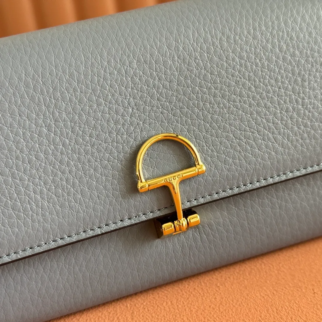 p540. 💋💋💋"With full set of original counter packaging" [New product] This Gucci Softbit series shoulder bag is ingeniously integrated with the brand's classic equestrian style accessories in the shape of a large half-horse bit. Gray-pink grained calfskin. Light gold-tone hardware. Dark brown microfiber lining. Half horsebit buckle. Ident.: 828147. Dimensions: 19x10x3.5cm.