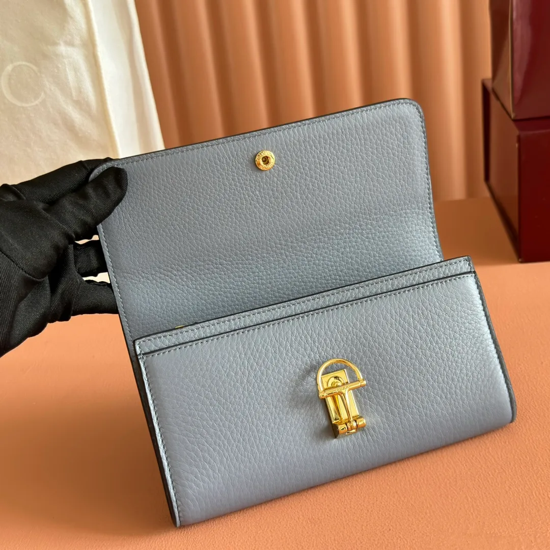 p540. 💋💋💋"With full set of original counter packaging" [New product] This Gucci Softbit series shoulder bag is ingeniously integrated with the brand's classic equestrian style accessories in the shape of a large half-horse bit. Gray-pink grained calfskin. Light gold-tone hardware. Dark brown microfiber lining. Half horsebit buckle. Ident.: 828147. Dimensions: 19x10x3.5cm.