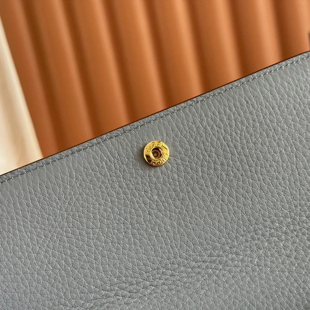 p540. 💋💋💋"With full set of original counter packaging" [New product] This Gucci Softbit series shoulder bag is ingeniously integrated with the brand's classic equestrian style accessories in the shape of a large half-horse bit. Gray-pink grained calfskin. Light gold-tone hardware. Dark brown microfiber lining. Half horsebit buckle. Ident.: 828147. Dimensions: 19x10x3.5cm.