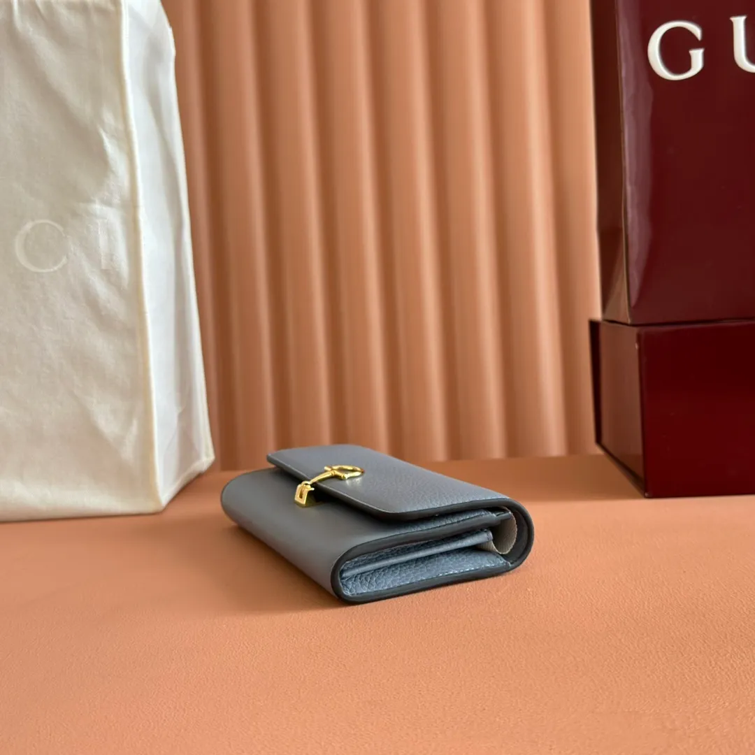 p540. 💋💋💋"With full set of original counter packaging" [New product] This Gucci Softbit series shoulder bag is ingeniously integrated with the brand's classic equestrian style accessories in the shape of a large half-horse bit. Gray-pink grained calfskin. Light gold-tone hardware. Dark brown microfiber lining. Half horsebit buckle. Ident.: 828147. Dimensions: 19x10x3.5cm.