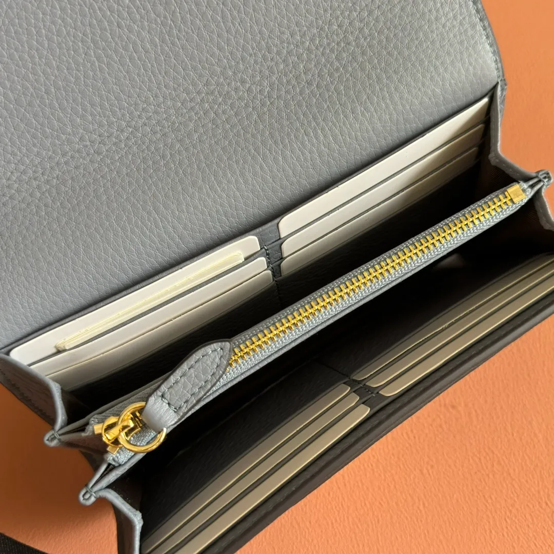 p540. 💋💋💋"With full set of original counter packaging" [New product] This Gucci Softbit series shoulder bag is ingeniously integrated with the brand's classic equestrian style accessories in the shape of a large half-horse bit. Gray-pink grained calfskin. Light gold-tone hardware. Dark brown microfiber lining. Half horsebit buckle. Ident.: 828147. Dimensions: 19x10x3.5cm.