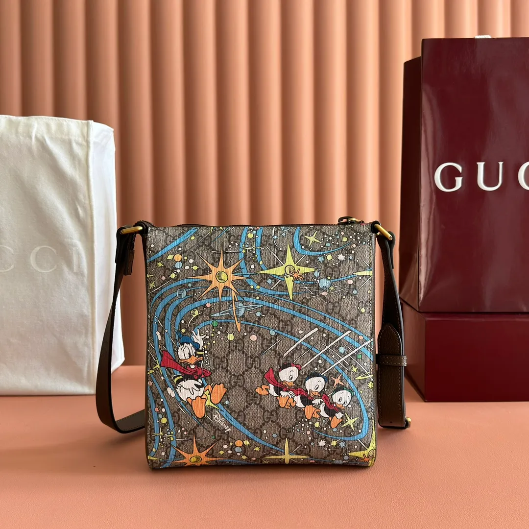 410. 💋💋💋【Original leather with counter packaging】‼ G Home 👉New style. The market's top exclusive goods control, special/counter quality 💯Using imported cowhide, original hardware! Exquisite workmanship. 💯Exclusive physical photos📷👉The quality can be seen in the picture👄👄😘😘. Style number: 645054. Dimensions: width 21*height 23*side width 4. Color: Model: Brown PVC/Donald Duck