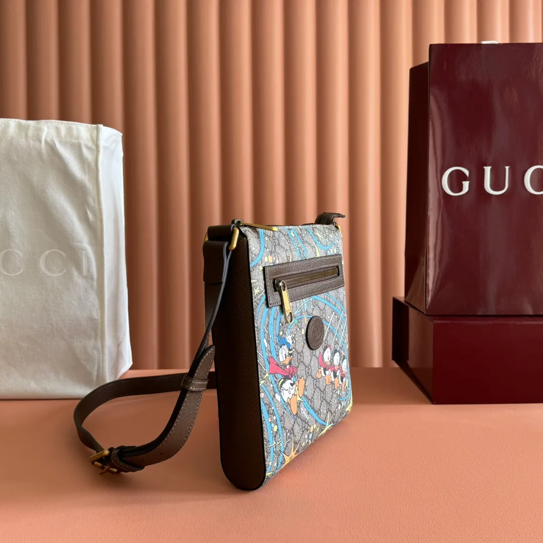 410. 💋💋💋【Original leather with counter packaging】‼ G Home 👉New style. The market's top exclusive goods control, special/counter quality 💯Using imported cowhide, original hardware! Exquisite workmanship. 💯Exclusive physical photos📷👉The quality can be seen in the picture👄👄😘😘. Style number: 645054. Dimensions: width 21*height 23*side width 4. Color: Model: Brown PVC/Donald Duck