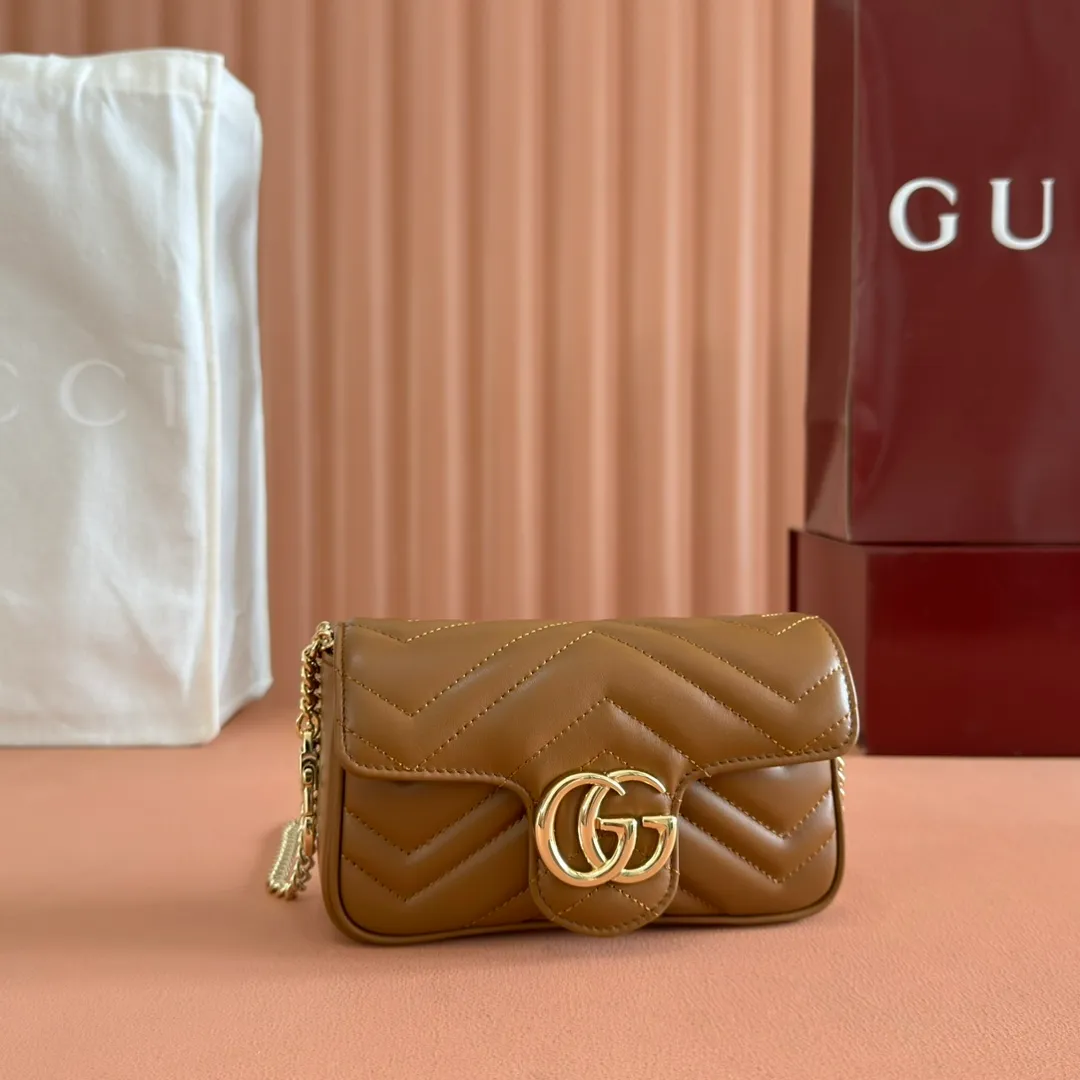p800. 💋💋💋【Full set of packaging at the counter】👉 GG Marmont series super mini handbag This GG Marmont series super mini handbag is handmade with quilted V-shaped leather and is beautifully presented in exquisite new brown tones, adding a dazzling new work to the 2025 early spring series. This piece is embellished with the collection's iconic Double G hardware, a heritage logo from the 1970s that has become a classic symbol of the brand. New brown quilted V-shaped leather, light gold tone hardware, cotton and linen blend lining, included keychain, can be attached to the bag separately, Double G, chain shoulder strap (60 cm high), Weight: approx. 0.35 kg Ident number: 476433. Dimensions: 16.5 (length) x 10 (width) x 4.5cm (thickness) Color: new brown full leather/original leather. Made in Italy
