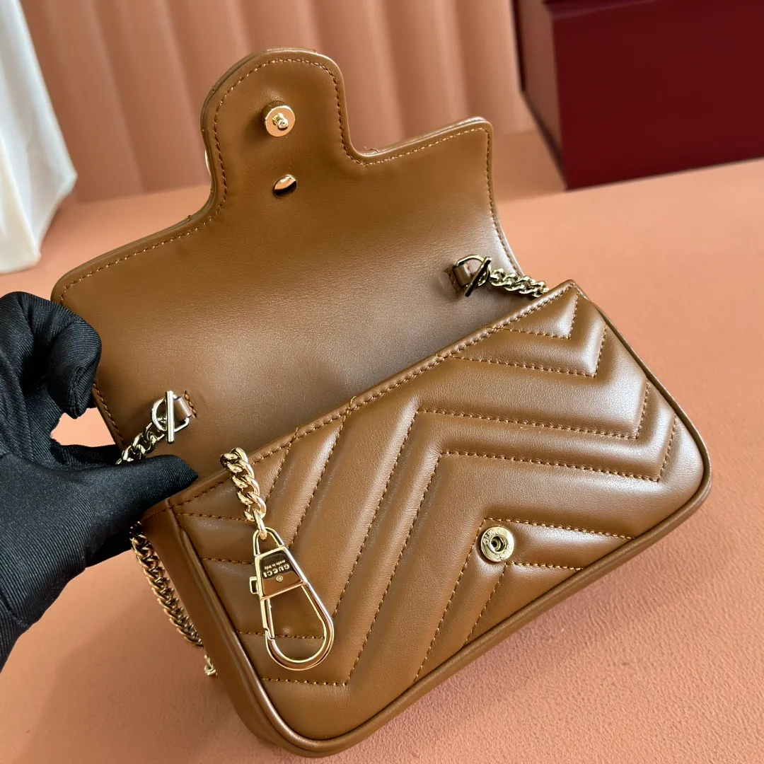 p800. 💋💋💋【Full set of packaging at the counter】👉 GG Marmont series super mini handbag This GG Marmont series super mini handbag is handmade with quilted V-shaped leather and is beautifully presented in exquisite new brown tones, adding a dazzling new work to the 2025 early spring series. This piece is embellished with the collection's iconic Double G hardware, a heritage logo from the 1970s that has become a classic symbol of the brand. New brown quilted V-shaped leather, light gold tone hardware, cotton and linen blend lining, included keychain, can be attached to the bag separately, Double G, chain shoulder strap (60 cm high), Weight: approx. 0.35 kg Ident number: 476433. Dimensions: 16.5 (length) x 10 (width) x 4.5cm (thickness) Color: new brown full leather/original leather. Made in Italy