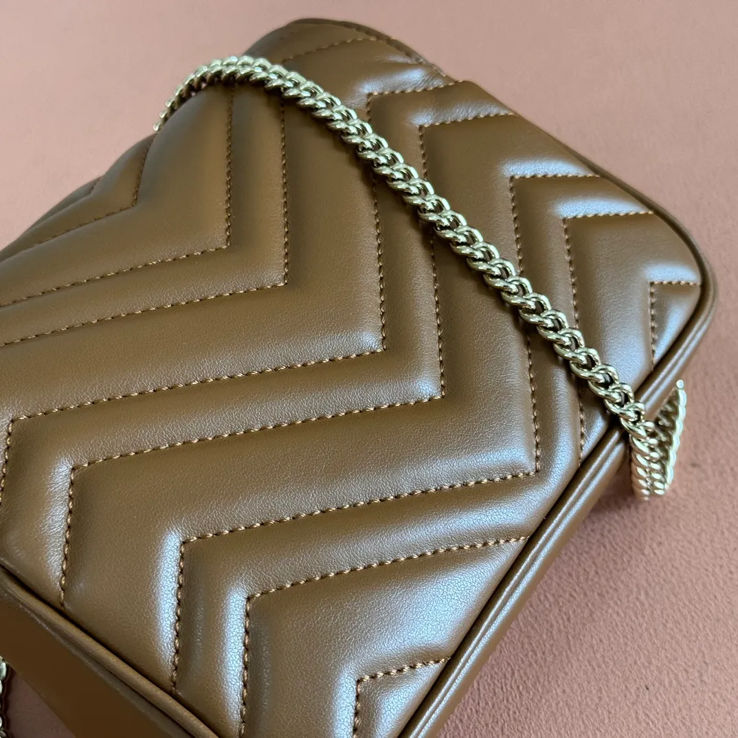 p800. 💋💋💋【Full set of packaging at the counter】👉 GG Marmont series super mini handbag This GG Marmont series super mini handbag is handmade with quilted V-shaped leather and is beautifully presented in exquisite new brown tones, adding a dazzling new work to the 2025 early spring series. This piece is embellished with the collection's iconic Double G hardware, a heritage logo from the 1970s that has become a classic symbol of the brand. New brown quilted V-shaped leather, light gold tone hardware, cotton and linen blend lining, included keychain, can be attached to the bag separately, Double G, chain shoulder strap (60 cm high), Weight: approx. 0.35 kg Ident number: 476433. Dimensions: 16.5 (length) x 10 (width) x 4.5cm (thickness) Color: new brown full leather/original leather. Made in Italy