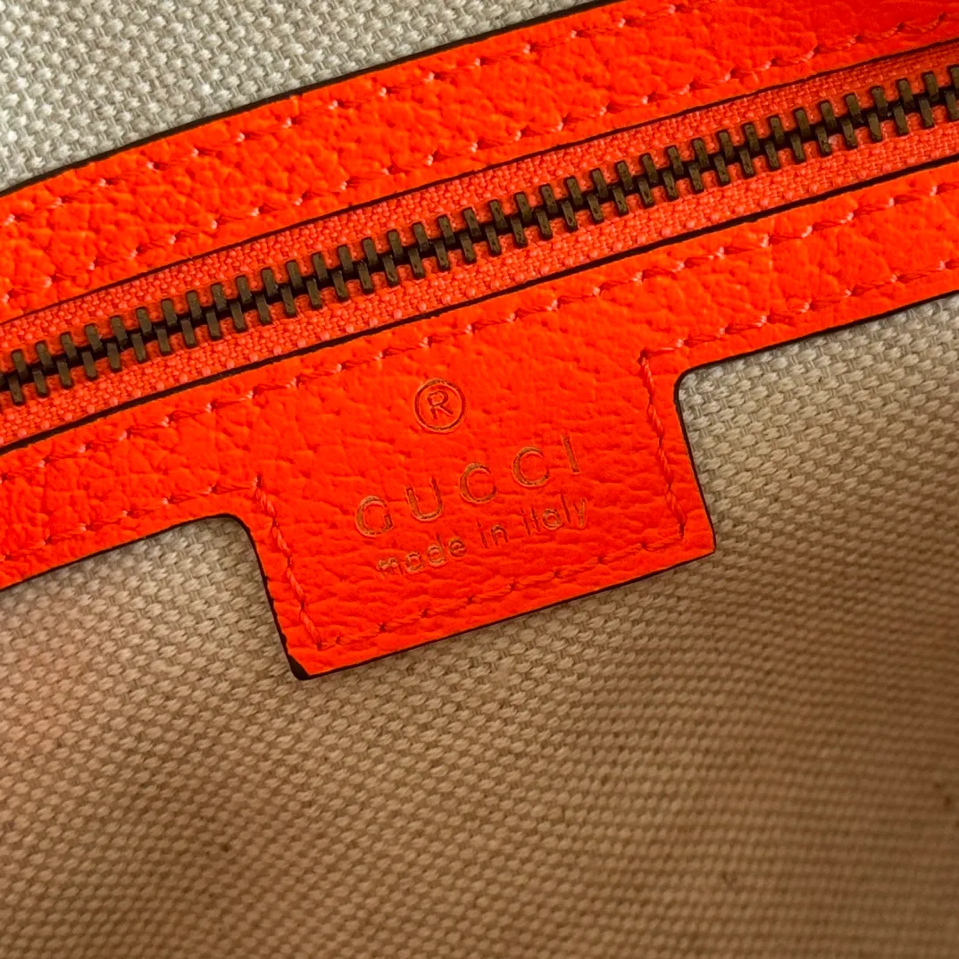 p940. 📣📣📣[Original leather accessories🌈Full set of counter packaging]🔥🔥 Ophidia series GG shoulder bag 9C2ST This Ophidia series shoulder bag inherits the timeless design and is carefully made of traditional beige and ebony GG Supreme canvas materials inspired by the archive design of the 1930s. Classic metal hardware and iconic logos imbue this timeless piece with rich heritage. Ebony GG Supreme canvas, environmentally friendly material. Model: 699439. Dimensions: 24.5x 16x 4.5cm. Color: Orange Made in Italy