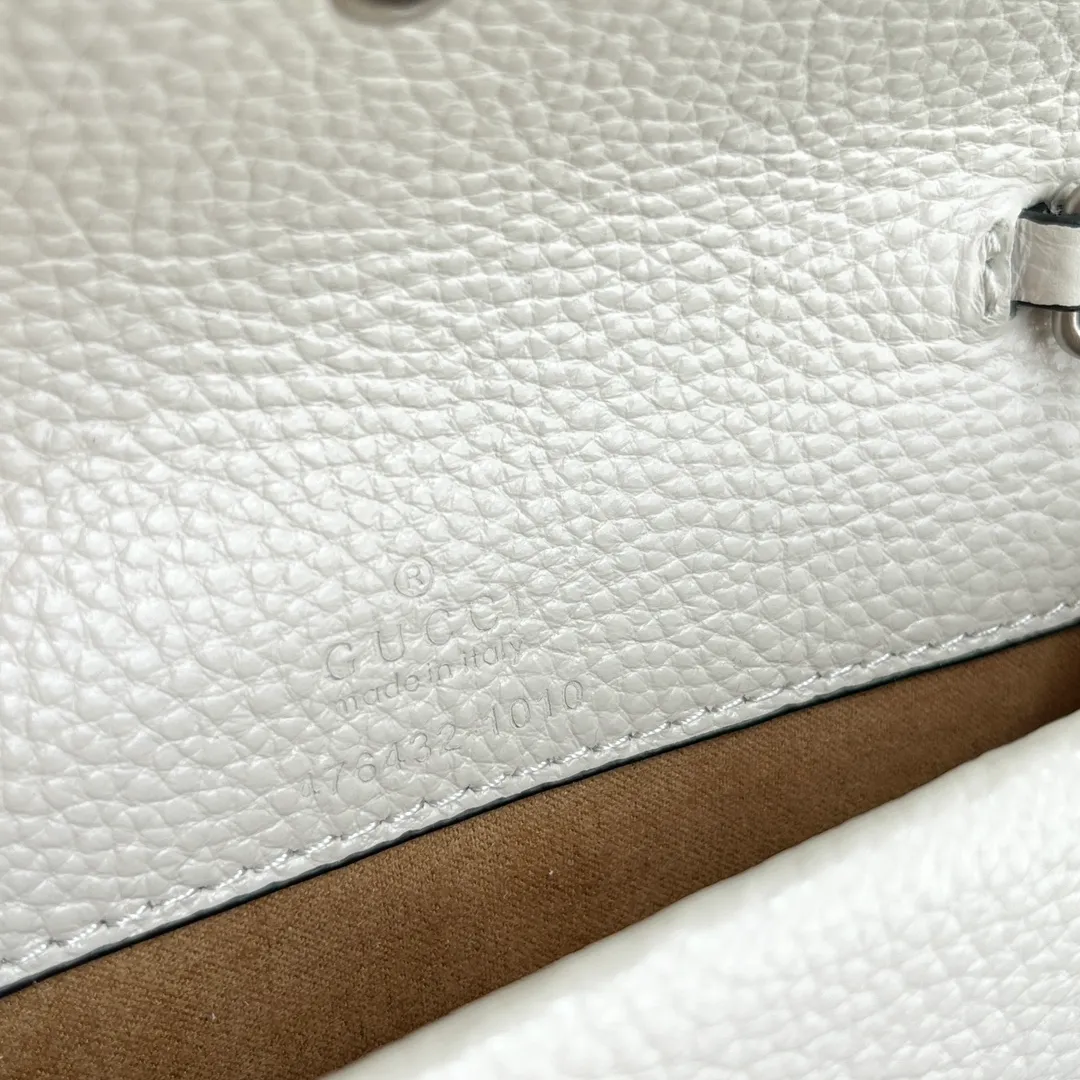 Real shot #💰280 Comes with box Model: 476432 White leather Size: 16.5x10x4.5cm 𝙂𝙪𝙘𝙘𝙞 𝘿𝙞𝙤𝙣𝙮𝙨𝙪𝙨 𝙈𝙞𝙣𝙞 16.5 Xiaogujia’s entry-level small bag is recommended. It’s not worth mentioning. It’s a classic model that can be said to be the symbol of Xiaogujia. The classic mini Dionysian buckle is paired with calfskin. This bag has a very high appearance rate. It is simply a tool for daily wear and is very popular on the street❗️