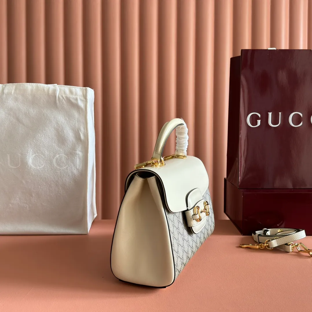 p1500. 📣📣📣【Original leather with 🌈full counter packaging】🔥🔥 Gucci Horsebit 1955 series medium handbag, model number 702049 The Gucci Horsebit 1955 series is presented in beige and ebony GG Supreme canvas. This series draws inspiration from archival designs and carefully combines the classic details of the brand's founding more than sixty years ago with the essence of modern fashion, highlighting the unique charm of the horsebit. This design pattern is inspired by the brand's equestrian origins and consists of two elements: a double ring and a long strip. It has become one of the brand's most recognizable iconic elements. Brown leather piping adds an elegant touch to the design. Hide Details Beige and ebony GG Supreme canvas Brown leather trim Shiny gold-tone hardware Horsebit closure Interior: 2 main compartments and 1 zipped pocket 50cm chain strap and 55cm removable leather shoulder strap Medium dimensions: 29cm (W) x 20cm (H) x 13cm (D)