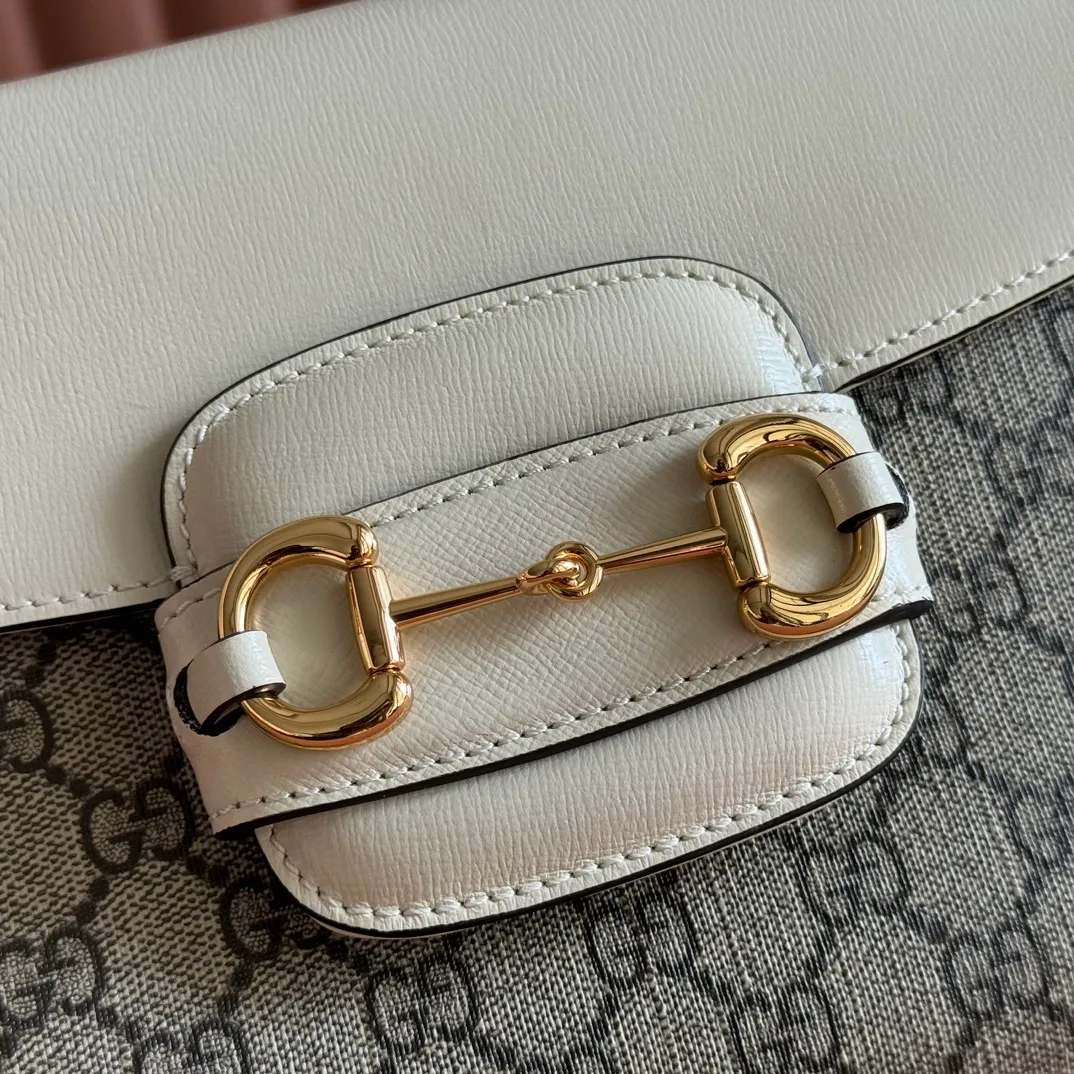 p1500. 📣📣📣【Original leather with 🌈full counter packaging】🔥🔥 Gucci Horsebit 1955 series medium handbag, model number 702049 The Gucci Horsebit 1955 series is presented in beige and ebony GG Supreme canvas. This series draws inspiration from archival designs and carefully combines the classic details of the brand's founding more than sixty years ago with the essence of modern fashion, highlighting the unique charm of the horsebit. This design pattern is inspired by the brand's equestrian origins and consists of two elements: a double ring and a long strip. It has become one of the brand's most recognizable iconic elements. Brown leather piping adds an elegant touch to the design. Hide Details Beige and ebony GG Supreme canvas Brown leather trim Shiny gold-tone hardware Horsebit closure Interior: 2 main compartments and 1 zipped pocket 50cm chain strap and 55cm removable leather shoulder strap Medium dimensions: 29cm (W) x 20cm (H) x 13cm (D)