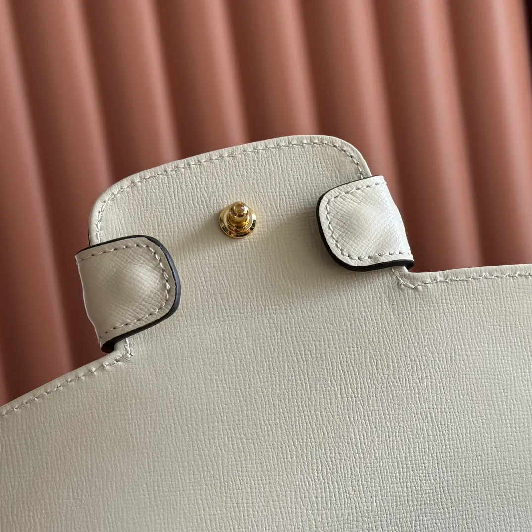 p1500. 📣📣📣【Original leather with 🌈full counter packaging】🔥🔥 Gucci Horsebit 1955 series medium handbag, model number 702049 The Gucci Horsebit 1955 series is presented in beige and ebony GG Supreme canvas. This series draws inspiration from archival designs and carefully combines the classic details of the brand's founding more than sixty years ago with the essence of modern fashion, highlighting the unique charm of the horsebit. This design pattern is inspired by the brand's equestrian origins and consists of two elements: a double ring and a long strip. It has become one of the brand's most recognizable iconic elements. Brown leather piping adds an elegant touch to the design. Hide Details Beige and ebony GG Supreme canvas Brown leather trim Shiny gold-tone hardware Horsebit closure Interior: 2 main compartments and 1 zipped pocket 50cm chain strap and 55cm removable leather shoulder strap Medium dimensions: 29cm (W) x 20cm (H) x 13cm (D)