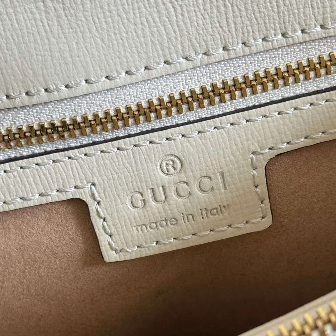 p1500. 📣📣📣【Original leather with 🌈full counter packaging】🔥🔥 Gucci Horsebit 1955 series medium handbag, model number 702049 The Gucci Horsebit 1955 series is presented in beige and ebony GG Supreme canvas. This series draws inspiration from archival designs and carefully combines the classic details of the brand's founding more than sixty years ago with the essence of modern fashion, highlighting the unique charm of the horsebit. This design pattern is inspired by the brand's equestrian origins and consists of two elements: a double ring and a long strip. It has become one of the brand's most recognizable iconic elements. Brown leather piping adds an elegant touch to the design. Hide Details Beige and ebony GG Supreme canvas Brown leather trim Shiny gold-tone hardware Horsebit closure Interior: 2 main compartments and 1 zipped pocket 50cm chain strap and 55cm removable leather shoulder strap Medium dimensions: 29cm (W) x 20cm (H) x 13cm (D)