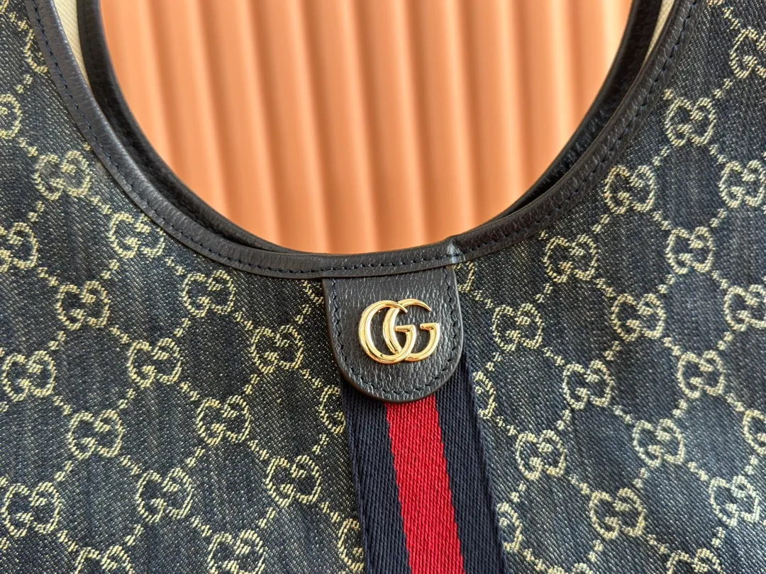 p1060. 💋💋💋"With full set of original counter packaging" [New Product] The Gucci Giglio series is newly unveiled at the Florence 2026 early spring fashion show, paying tribute to the brand's Italian roots and integrating timeless heritage and innovative spirit. This spacious tote bag is crafted in GG canvas, embellished with webbing piping and comes with a detachable clutch. Off-white and dark brown GG canvas, trimmed with red and green webbing, green cotton lining, Double G, with detachable clutch, magnetic buckle closure, model number: 853972. Dimensions: 50cm (width) x 47cm (height) x 14cm (d) Color: blue cloth/blue. Made in Italy