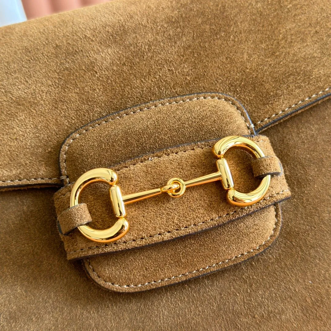 p1480💋💋💋【Full set of counter packaging】2025 autumn and winter series, this shoulder bag reproduces the brand's equestrian style design, integrating light golden tone details and suede material, with double rings and long accessories, adding to the Gucci Horsebit 1955 series. Brown suede material Gold-tone hardware Brown leather lining Horsebit closure Interior: One open pocket Three-level compartment design Adjustable shoulder strap height: 28cm – 50cm; Length: 71cm – 114cm Model number: 836890 Dimensions: 30cm (W) x 20cm (H) x 10cm (D) Weight: approx. 0.85kg Color: Brown nubuck/original leather.