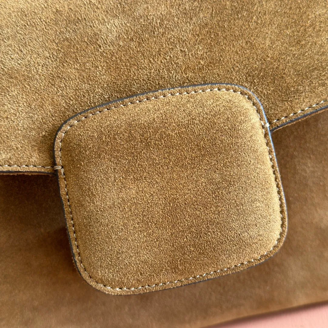 p1480💋💋💋【Full set of counter packaging】2025 autumn and winter series, this shoulder bag reproduces the brand's equestrian style design, integrating light golden tone details and suede material, with double rings and long accessories, adding to the Gucci Horsebit 1955 series. Brown suede material Gold-tone hardware Brown leather lining Horsebit closure Interior: One open pocket Three-level compartment design Adjustable shoulder strap height: 28cm – 50cm; Length: 71cm – 114cm Model number: 836890 Dimensions: 30cm (W) x 20cm (H) x 10cm (D) Weight: approx. 0.85kg Color: Brown nubuck/original leather.