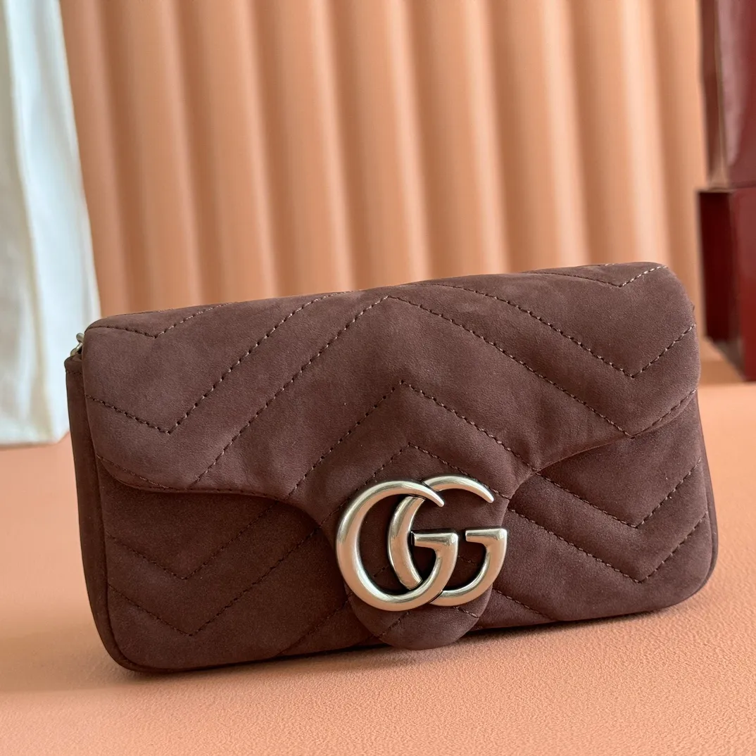 p1000. 💋💋💋【With full set of original counter packaging】The brand's iconic GG Marmont series is ingeniously integrated with double G-shaped accessories and faceted chain straps, and is made of nubuck leather to create a soft and exquisite bag. This mini bag is embellished with the brand's archive logo, which debuted in the 1970s. Gray quilted V-shaped nubuck Gray leather piping Palladium tone hardware Gray cotton and linen lining Double G Chain shoulder strap (58cm high) Magnetic snap closure Weight: approx. 0.35 kg Model number: 841290. Dimensions: 16.5cm (W) x 9.5cm (H) x 4.5cm (D) Color: Matte Brown.  Made in Italy