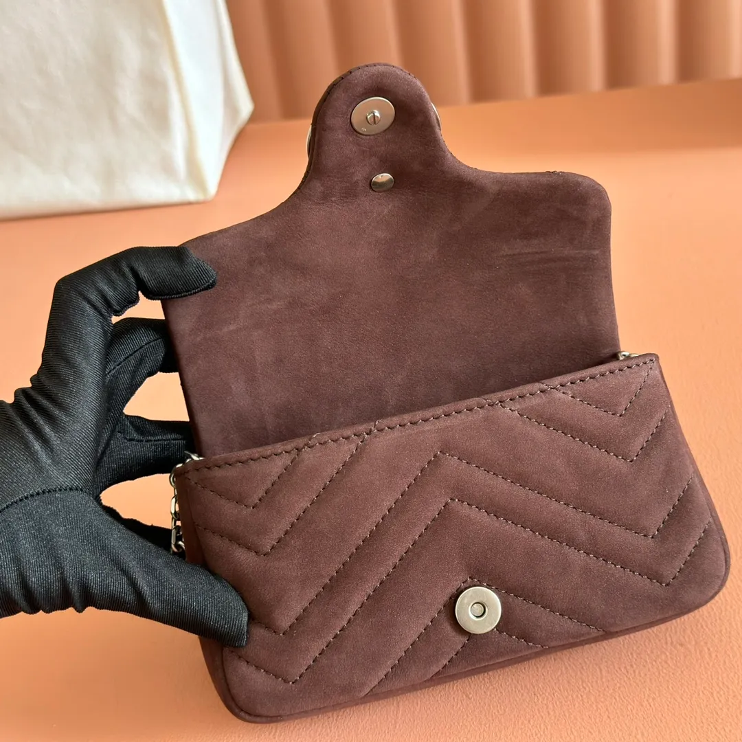 p1000. 💋💋💋【With full set of original counter packaging】The brand's iconic GG Marmont series is ingeniously integrated with double G-shaped accessories and faceted chain straps, and is made of nubuck leather to create a soft and exquisite bag. This mini bag is embellished with the brand's archive logo, which debuted in the 1970s. Gray quilted V-shaped nubuck Gray leather piping Palladium tone hardware Gray cotton and linen lining Double G Chain shoulder strap (58cm high) Magnetic snap closure Weight: approx. 0.35 kg Model number: 841290. Dimensions: 16.5cm (W) x 9.5cm (H) x 4.5cm (D) Color: Matte Brown.  Made in Italy