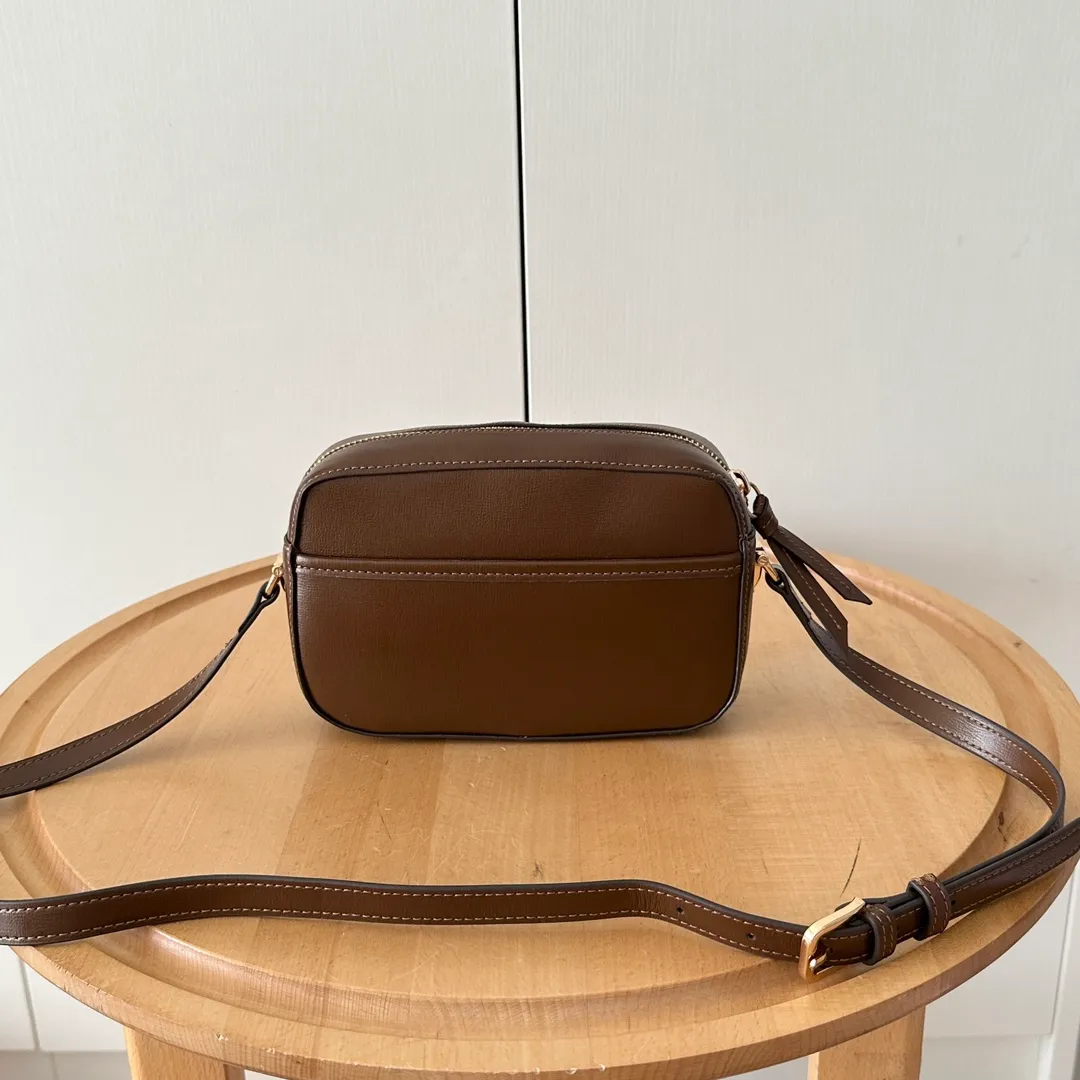 Actual shot #💰260 Style number: 760196 brown leather Size: 20✖️13✖️6cm 𝗚𝘂𝗰𝗰𝗶 𝗛𝗼𝗿𝘀𝗲𝗯𝗶𝘁 𝟭𝟵𝟱𝟱 camera bag The classic horsebit and retro style can be matched casually without going wrong. The size is invincible and friendly~ A cute toast bun shape🍞Not too big, not too small, just right! The length of the shoulder strap can be adjusted with a pin buckle for cross-body wear, and the capacity also meets daily needs~