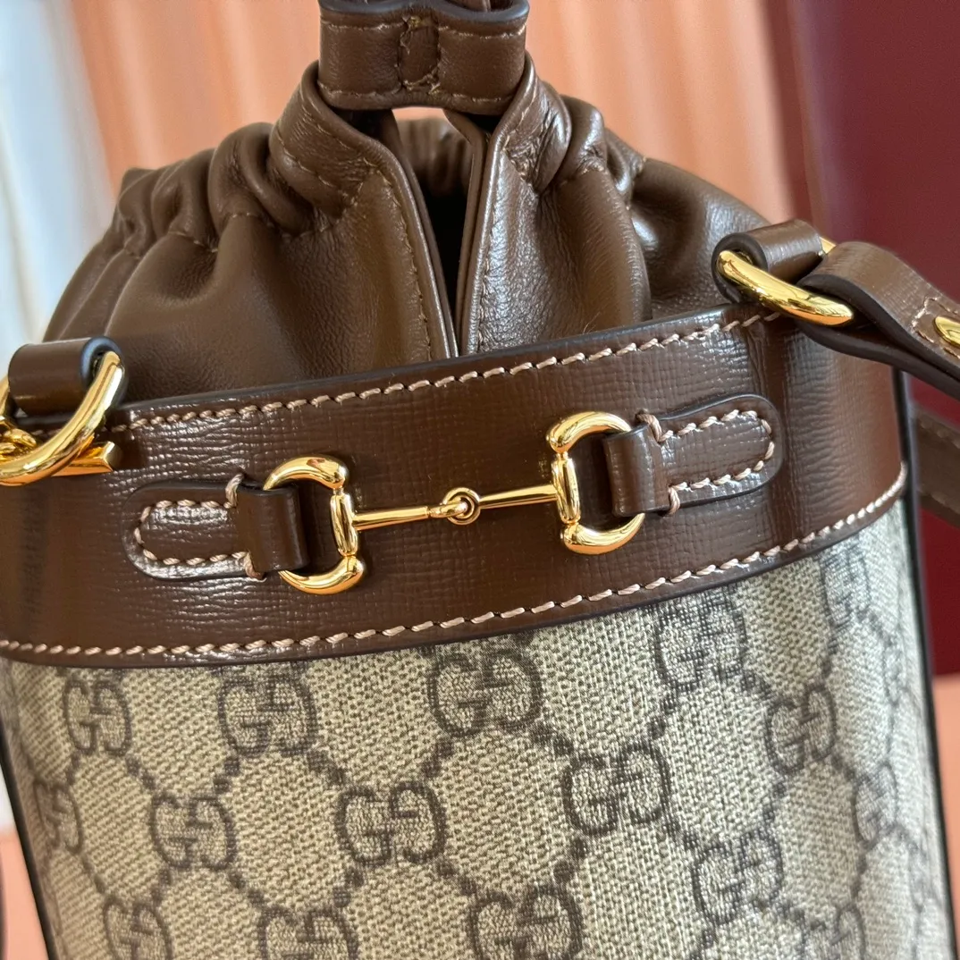p900. 💋💋💋【Original leather accessories🌈 Equipped with full counter packaging🔥🔥】‼ GG 1955 Horsebit Bucket Bucket Bag‼ This year’s GG doesn’t have fancy patterns! Coming with a very extreme retro style! The extension of the 1955 series is really perfect. Each one is just beautiful to my taste. This portable bucket bag is handsome without the saddle bag and has a touch of elegance and femininity. It’s really a shame not to keep such a beautiful design. My favorite one this season ❤❤❤ Model: 637115 Size: 19×14×14cm.