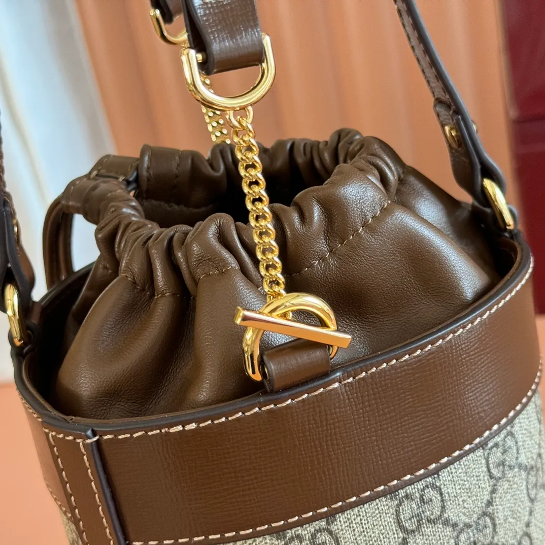 p900. 💋💋💋【Original leather accessories🌈 Equipped with full counter packaging🔥🔥】‼ GG 1955 Horsebit Bucket Bucket Bag‼ This year’s GG doesn’t have fancy patterns! Coming with a very extreme retro style! The extension of the 1955 series is really perfect. Each one is just beautiful to my taste. This portable bucket bag is handsome without the saddle bag and has a touch of elegance and femininity. It’s really a shame not to keep such a beautiful design. My favorite one this season ❤❤❤ Model: 637115 Size: 19×14×14cm.